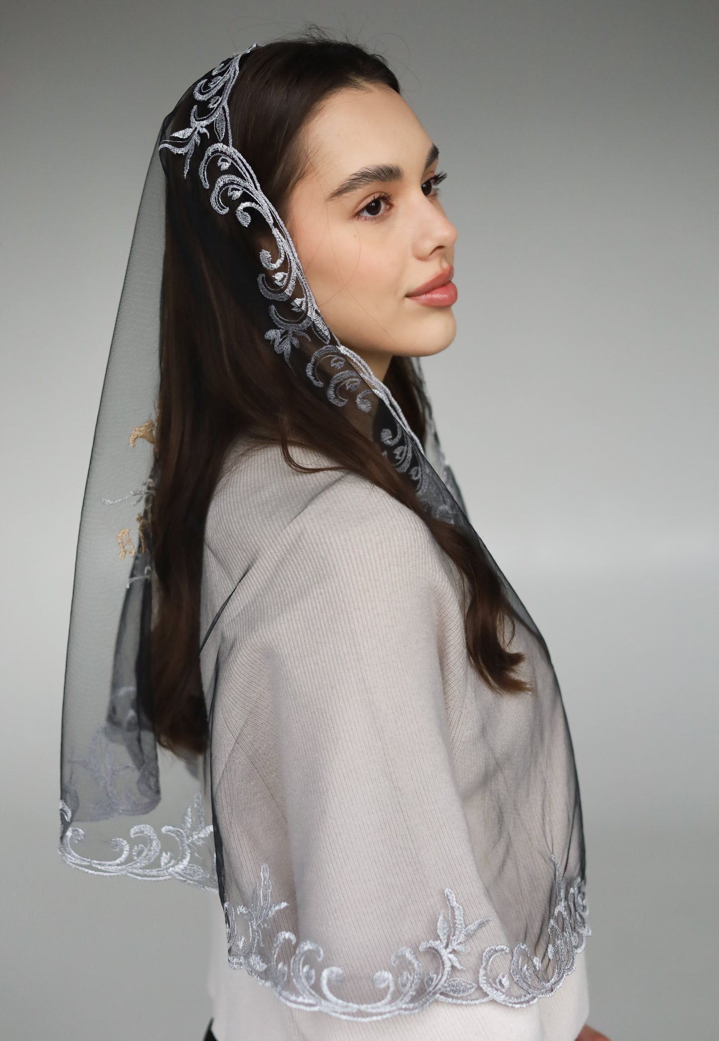 EXCLUSIVE LONG VEIL WITH EMBROIDERY
