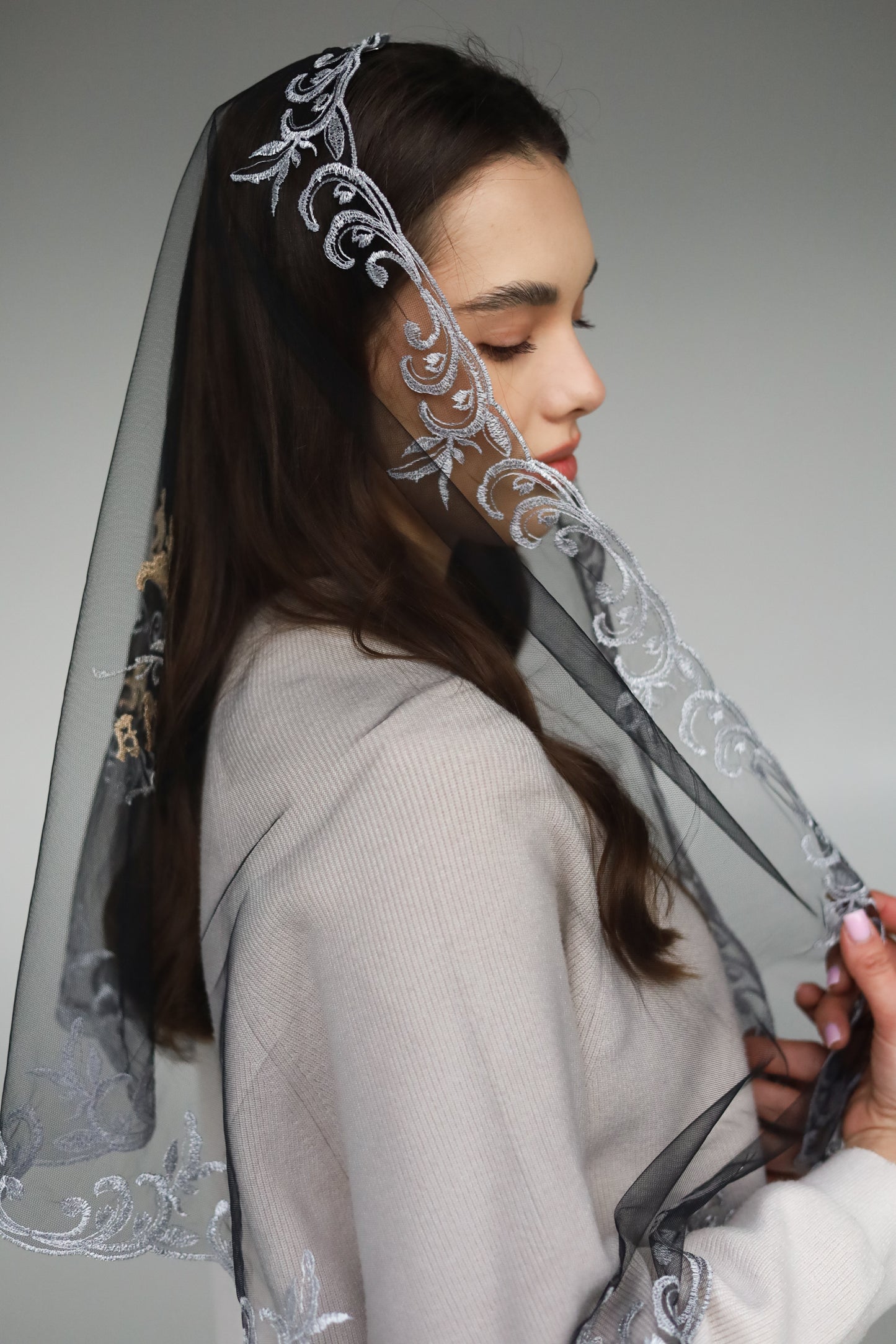 EXCLUSIVE LONG VEIL WITH EMBROIDERY