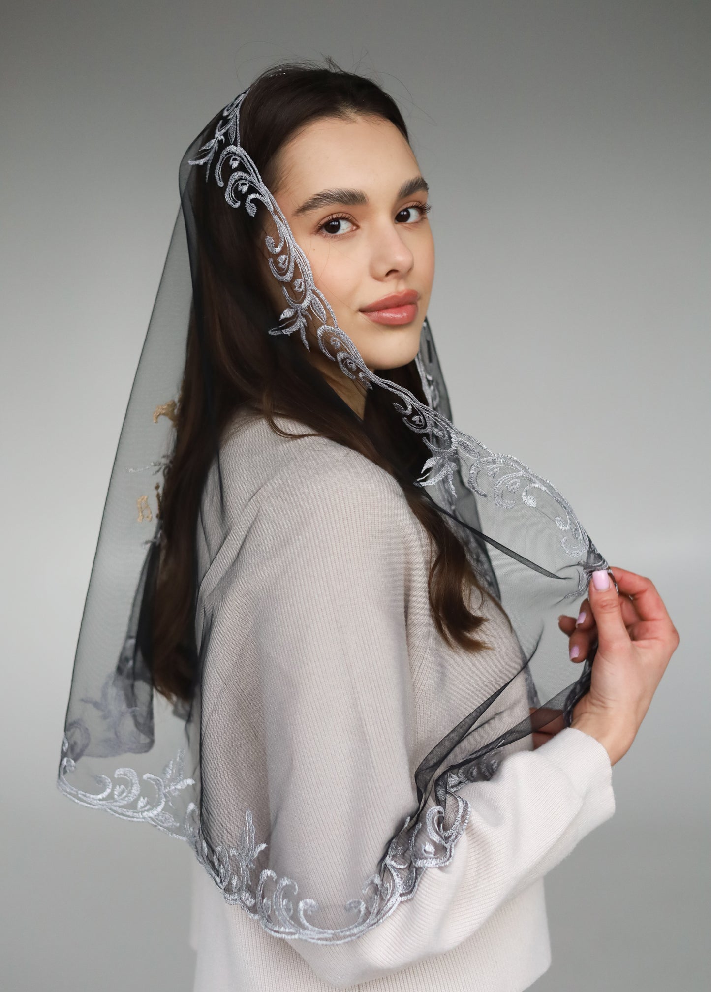 EXCLUSIVE LONG VEIL WITH EMBROIDERY