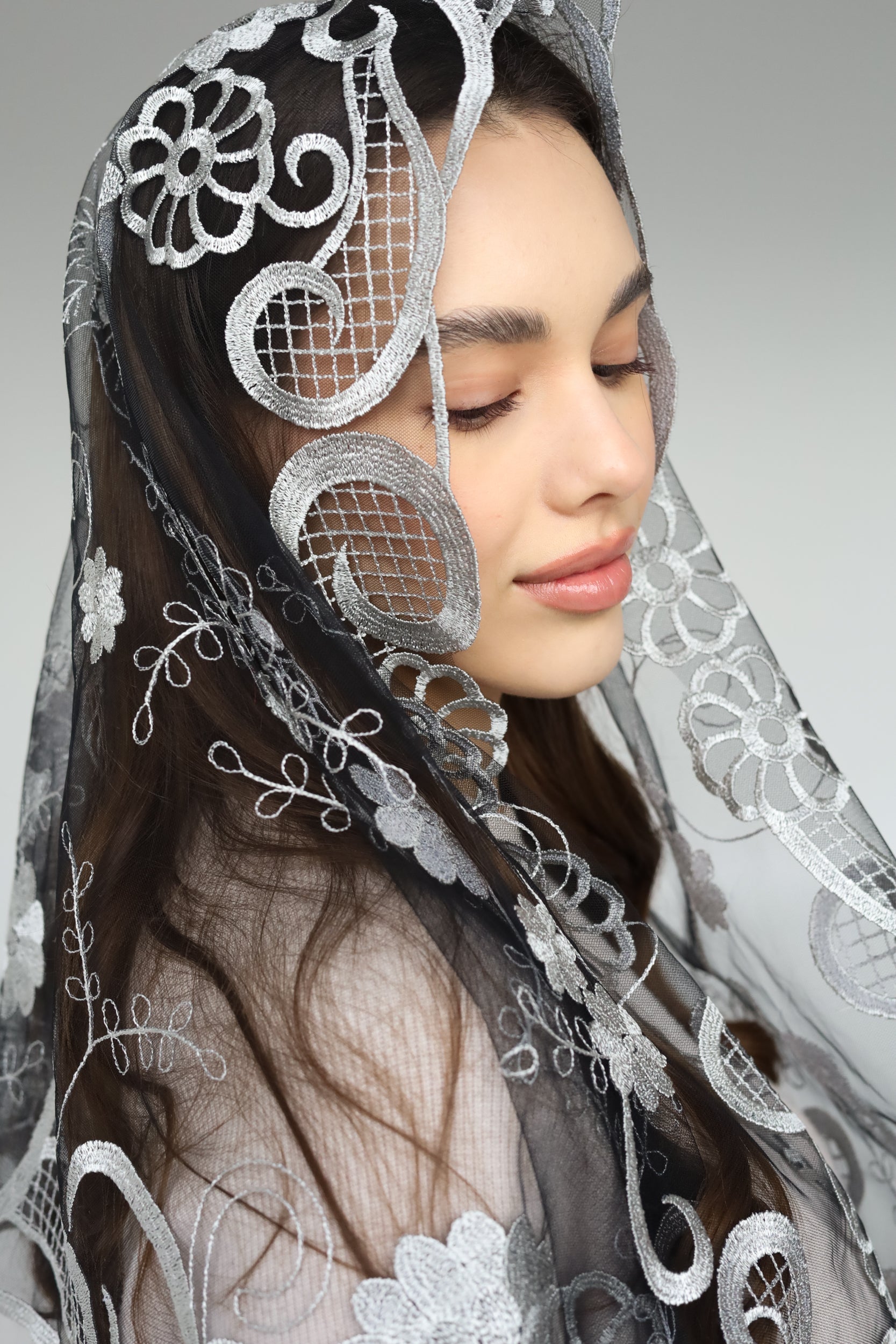 LONG GREY FLORAL VEIL - MariaVeils
