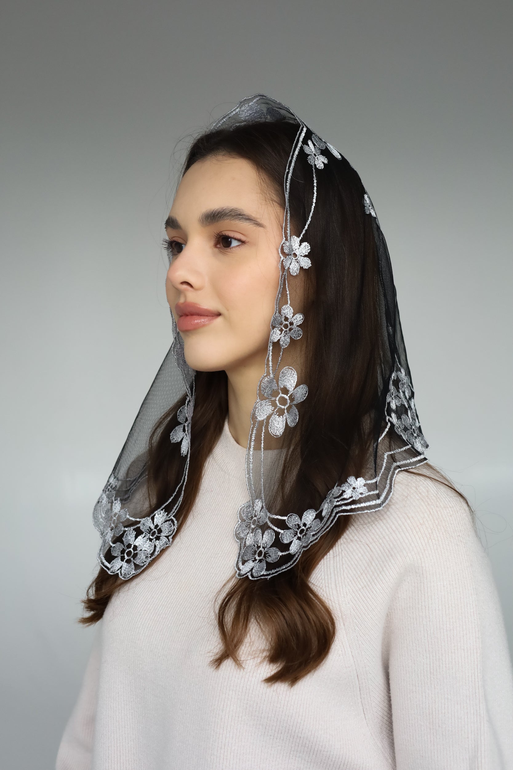 GREY FLORAL VEIL - MariaVeils