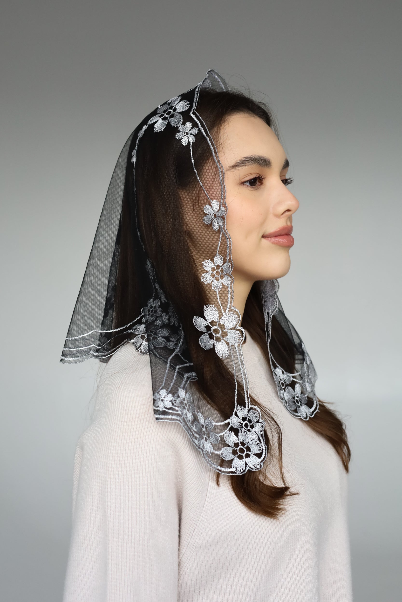 GREY FLORAL VEIL - MariaVeils