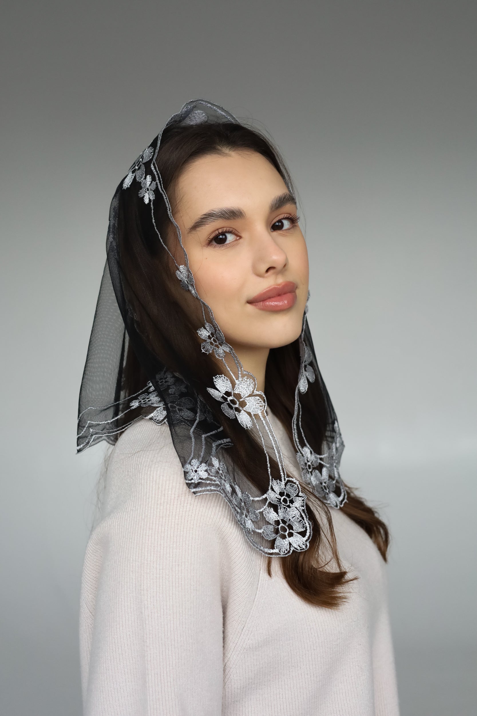 GREY FLORAL VEIL - MariaVeils