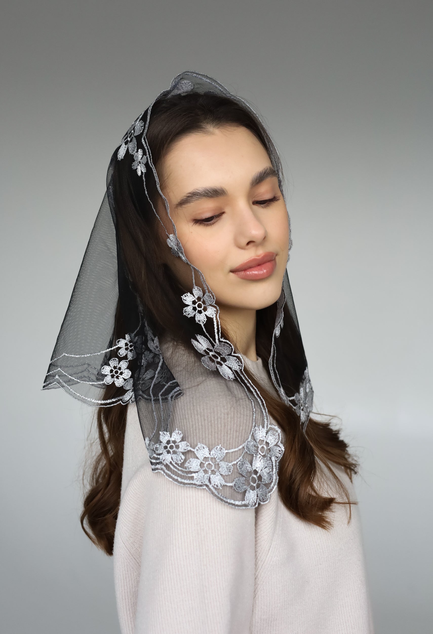 GREY FLORAL VEIL - MariaVeils