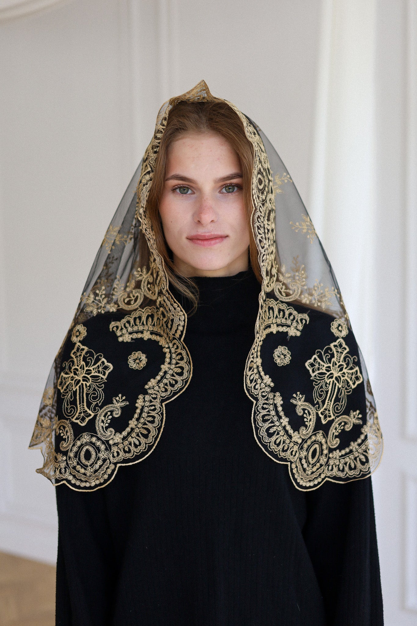 SHORT GOLD LACE VEIL
