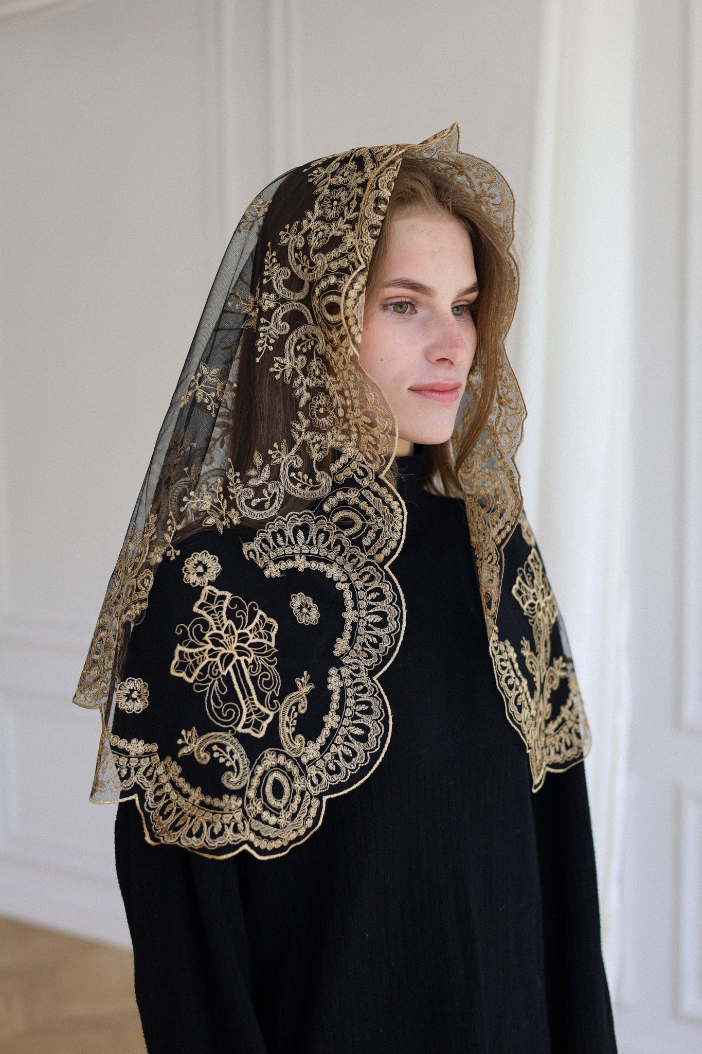 SHORT GOLD LACE VEIL