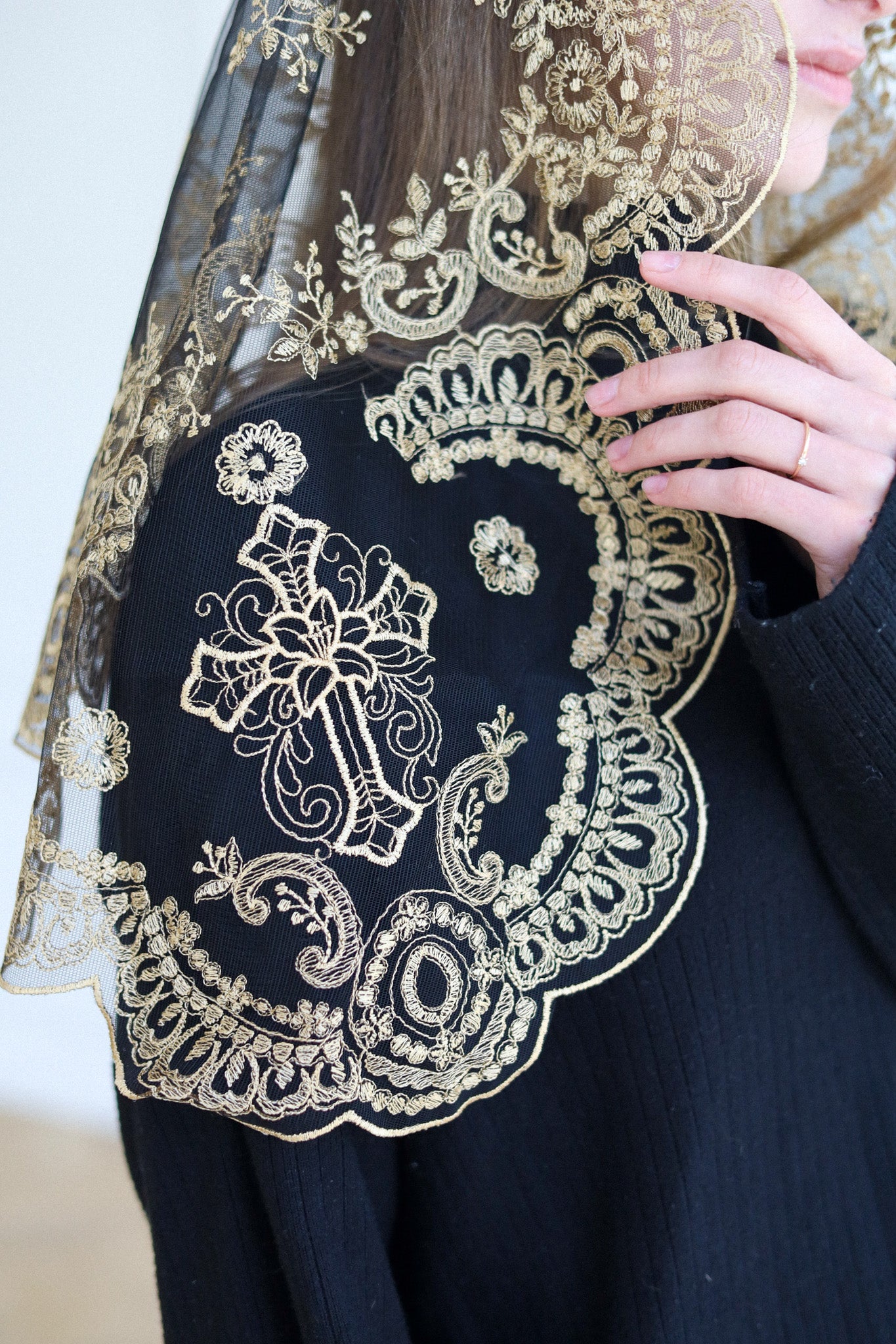 SHORT GOLD LACE VEIL