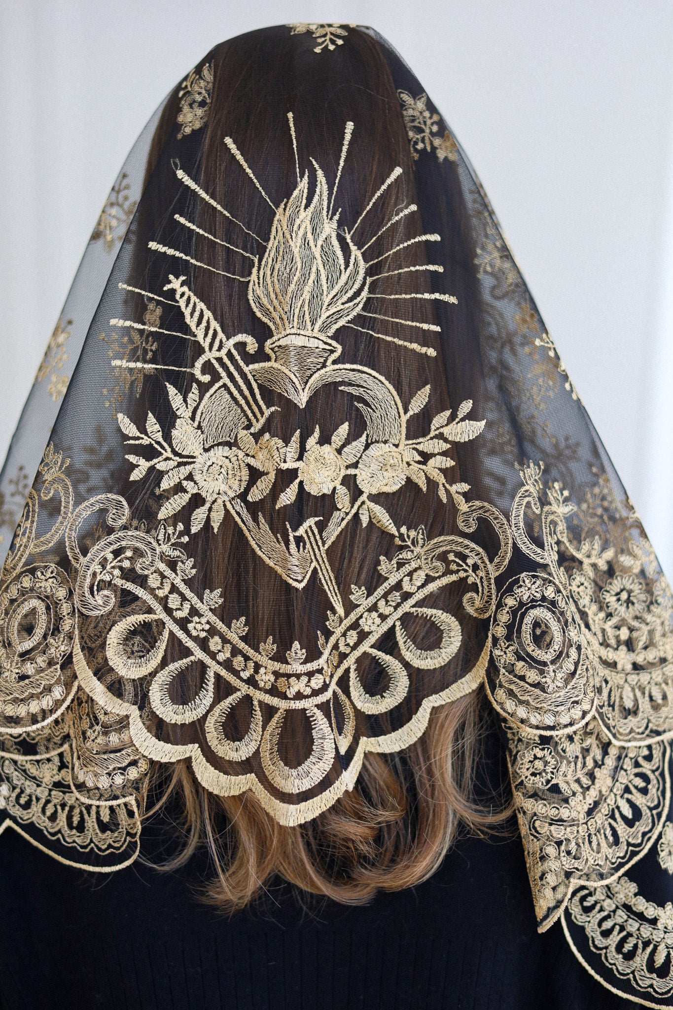 SHORT GOLD LACE VEIL