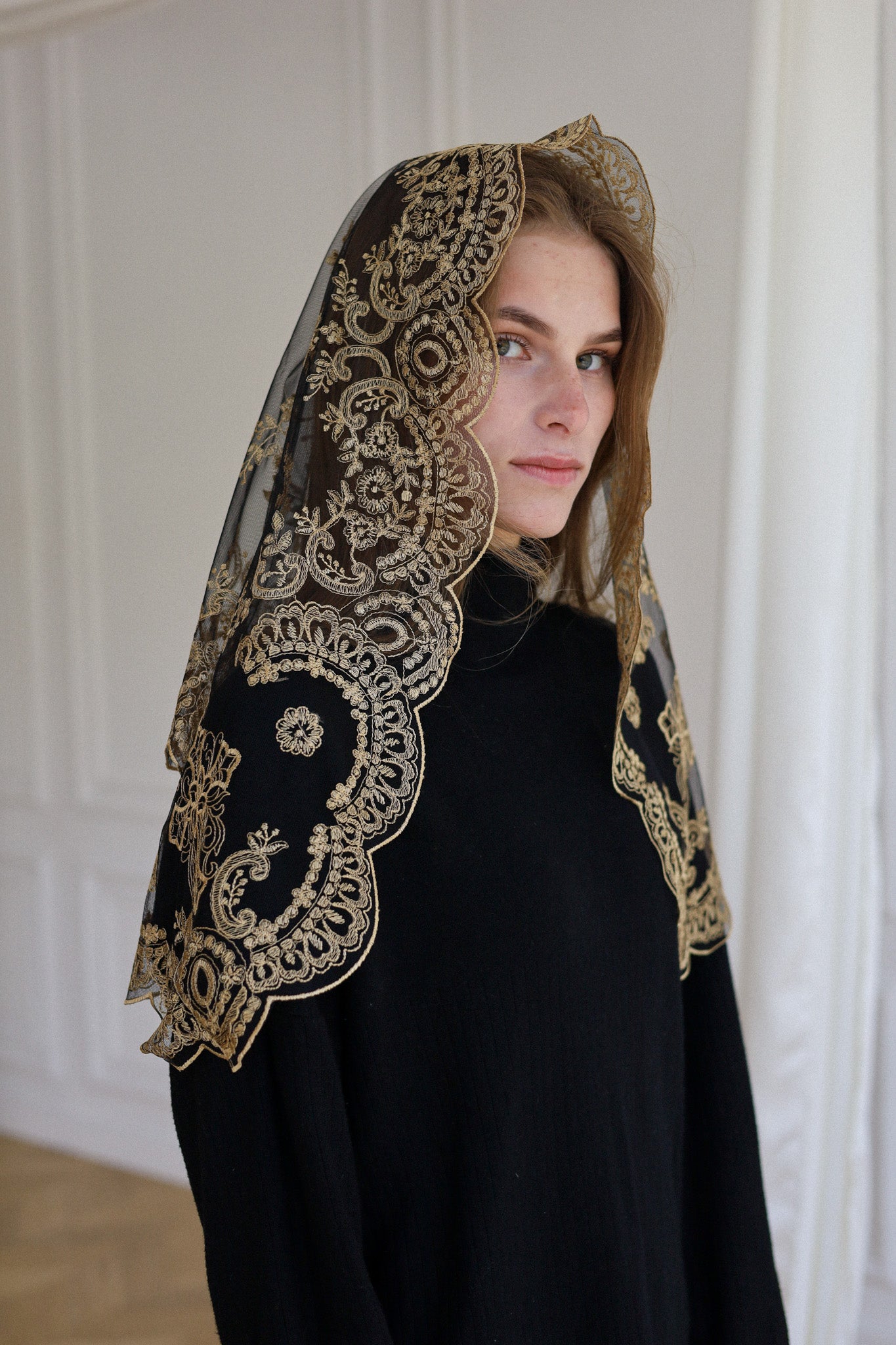 SHORT GOLD LACE VEIL