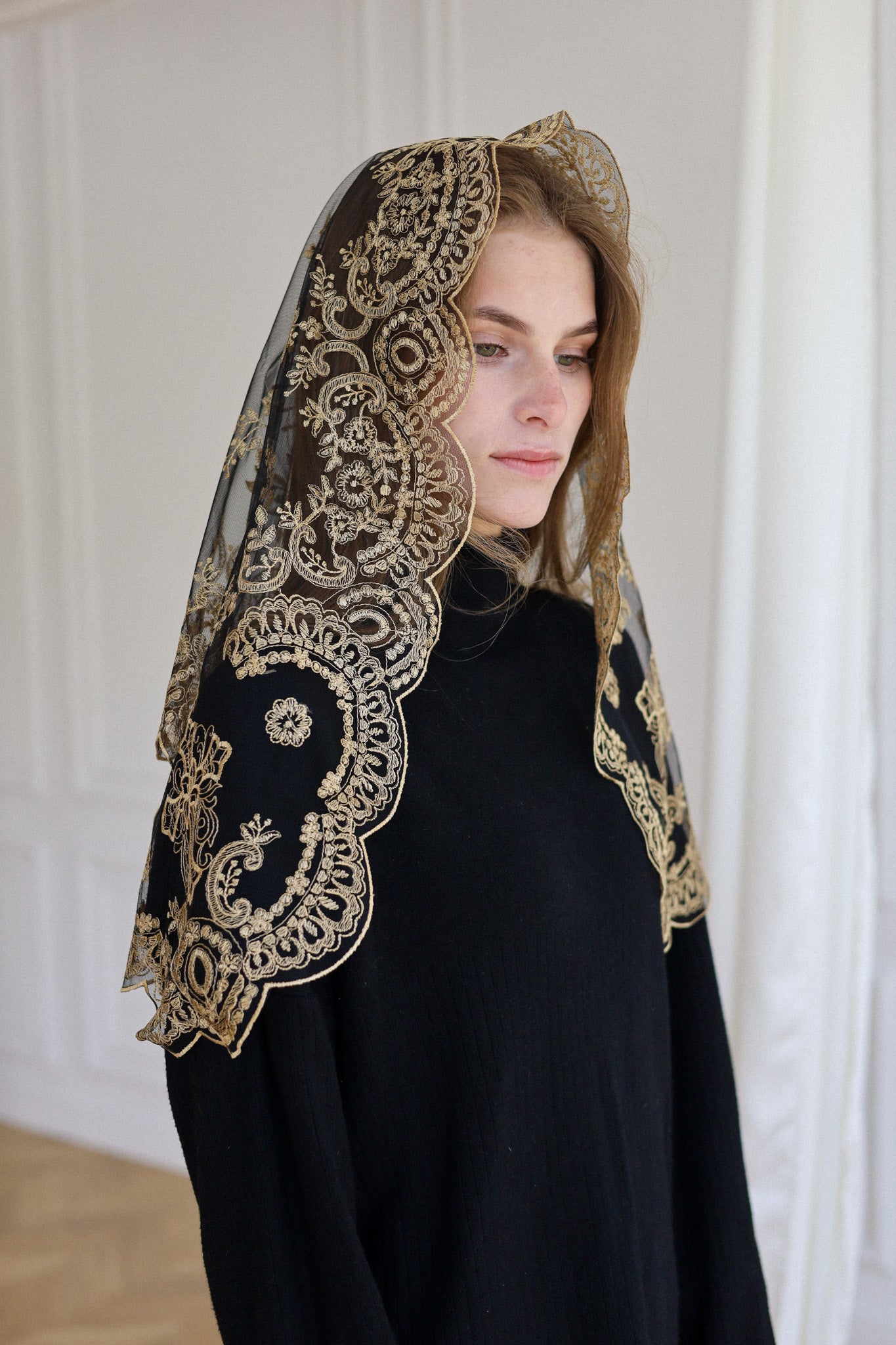 SHORT GOLD LACE VEIL