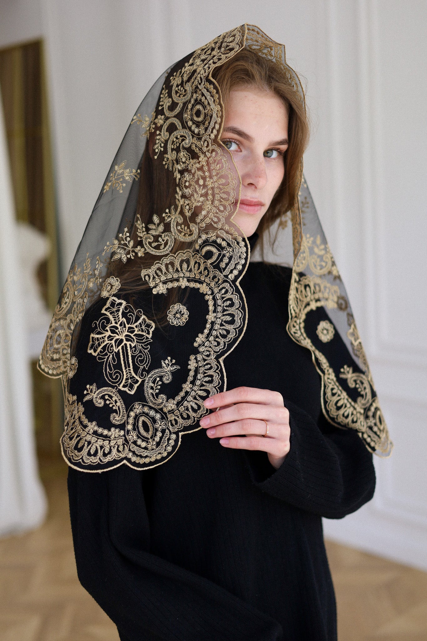 GOLD LACE VEIL