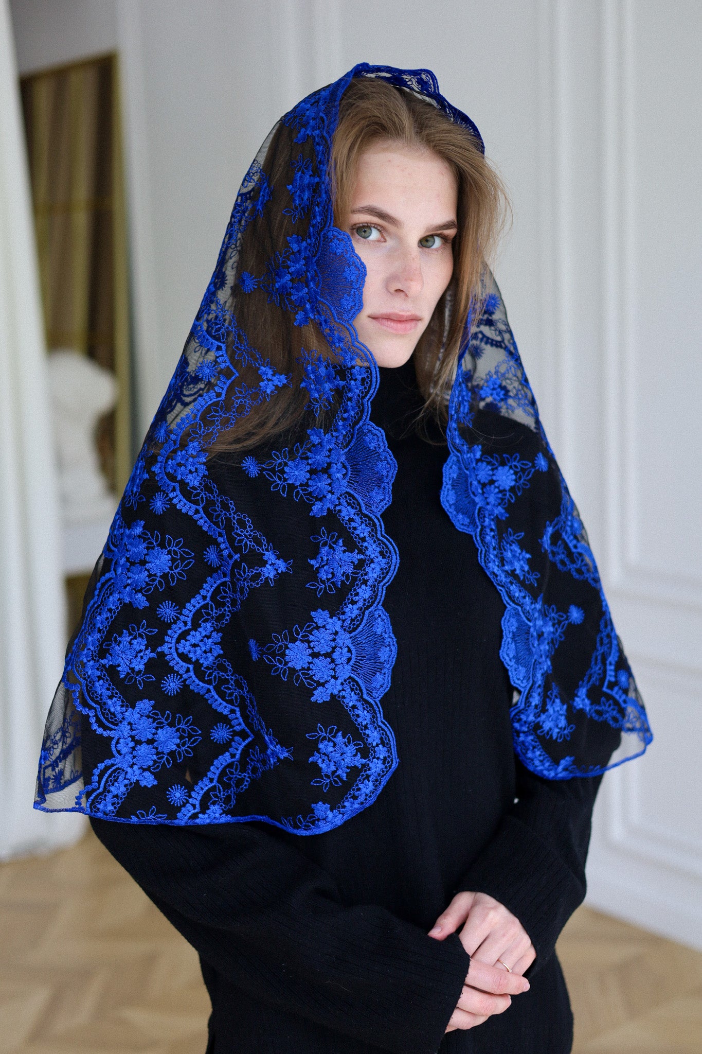 LACE MANTILLA