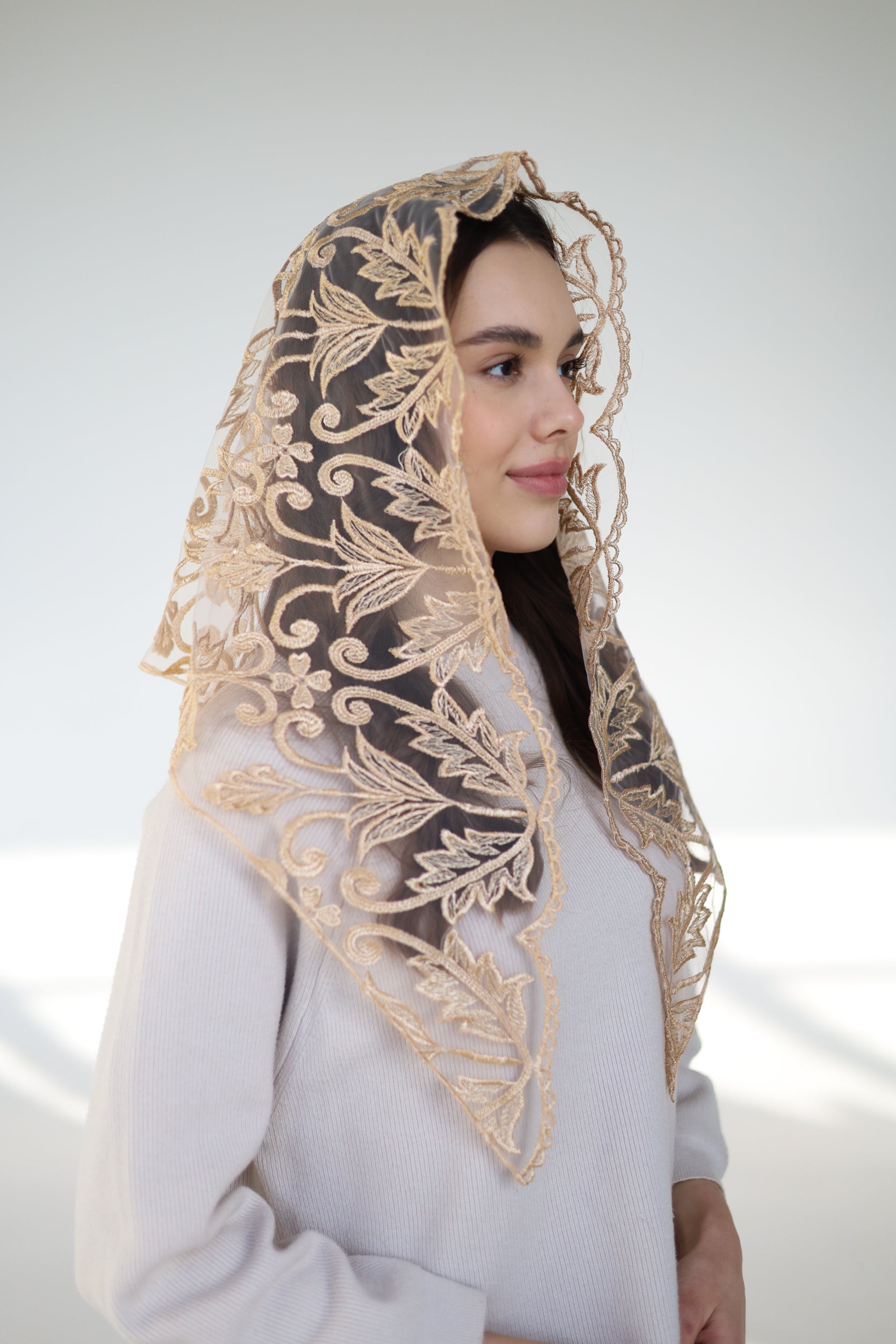 TRIANGLE GOLD MANTILLA - MariaVeils