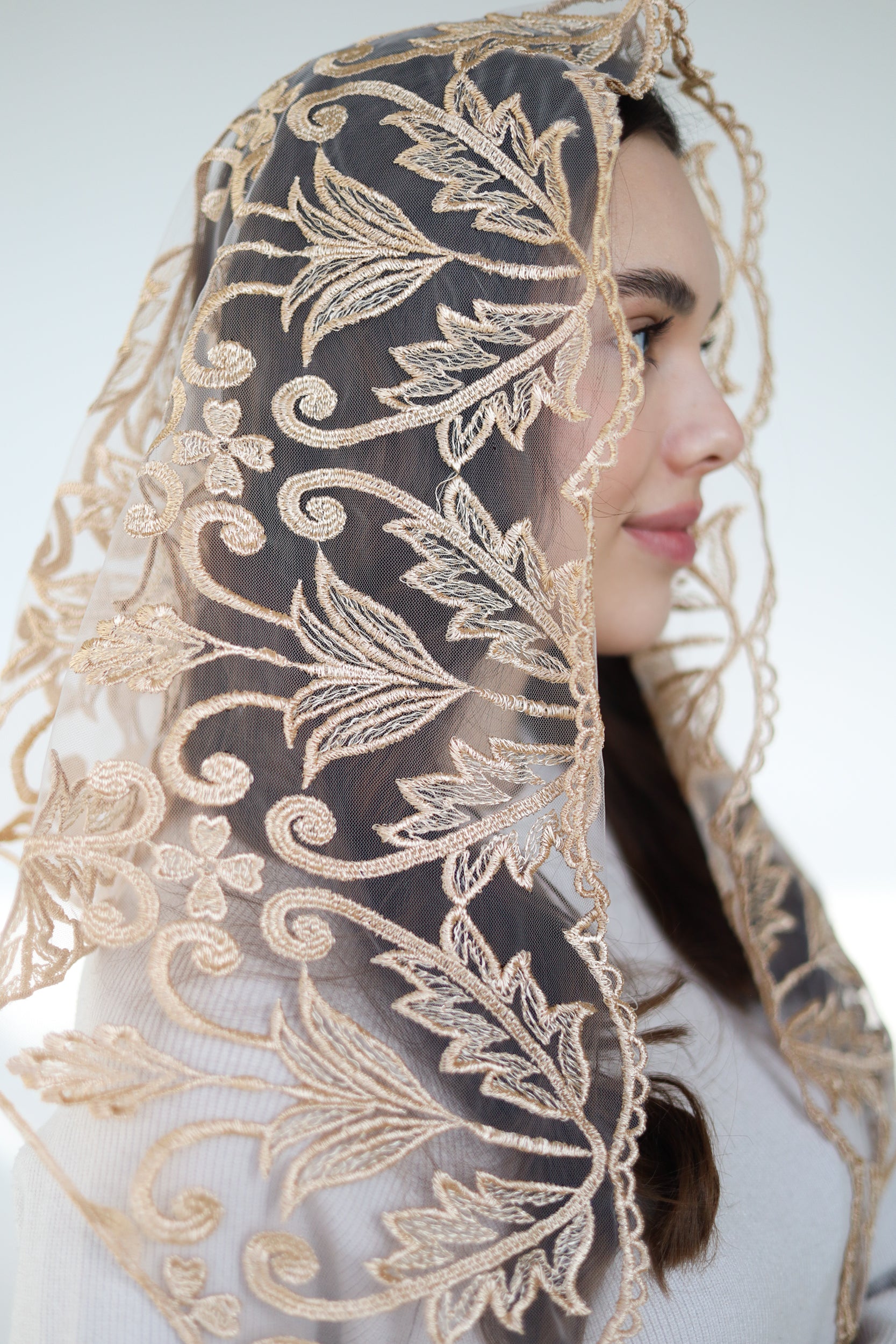 TRIANGLE GOLD MANTILLA - MariaVeils