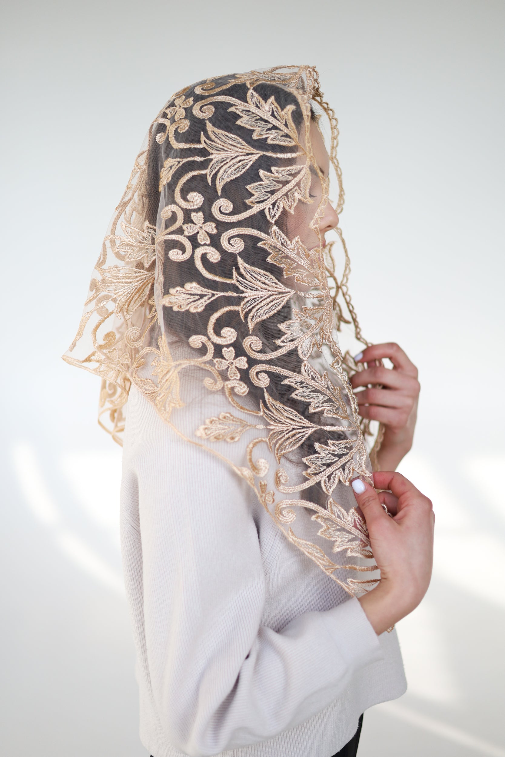 TRIANGLE GOLD MANTILLA - MariaVeils