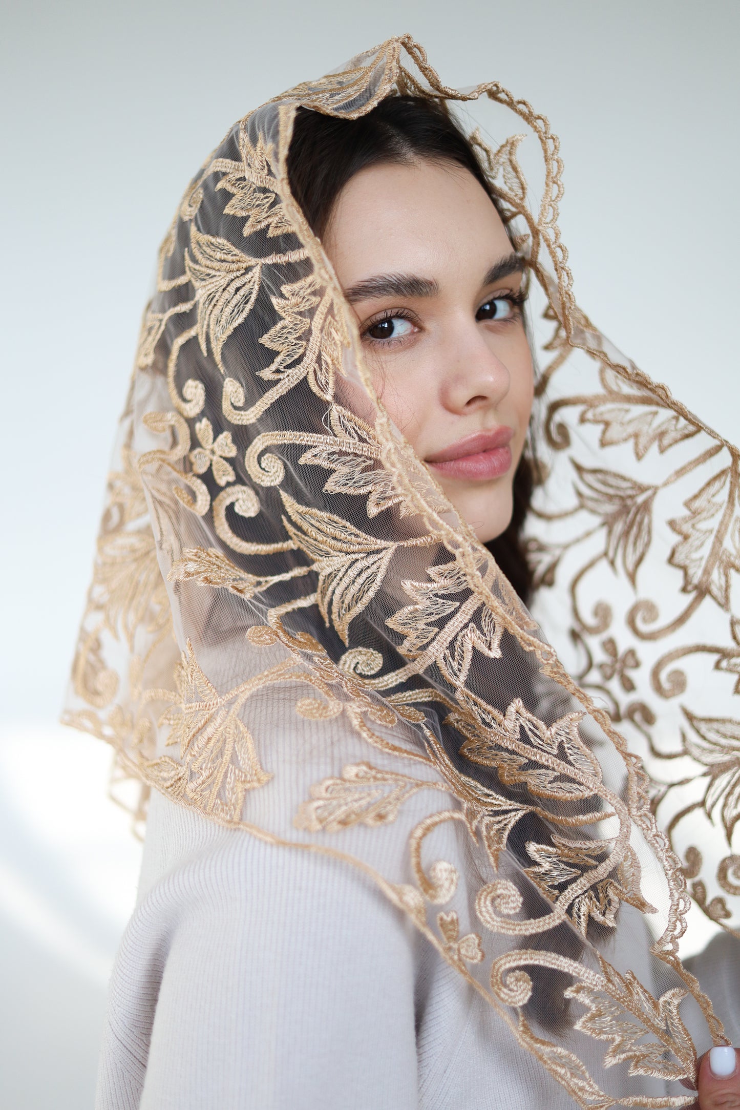 TRIANGLE GOLD MANTILLA - MariaVeils