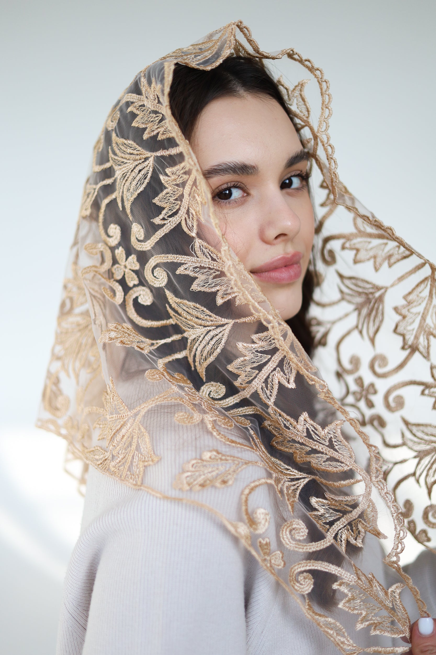TRIANGLE GOLD MANTILLA - MariaVeils