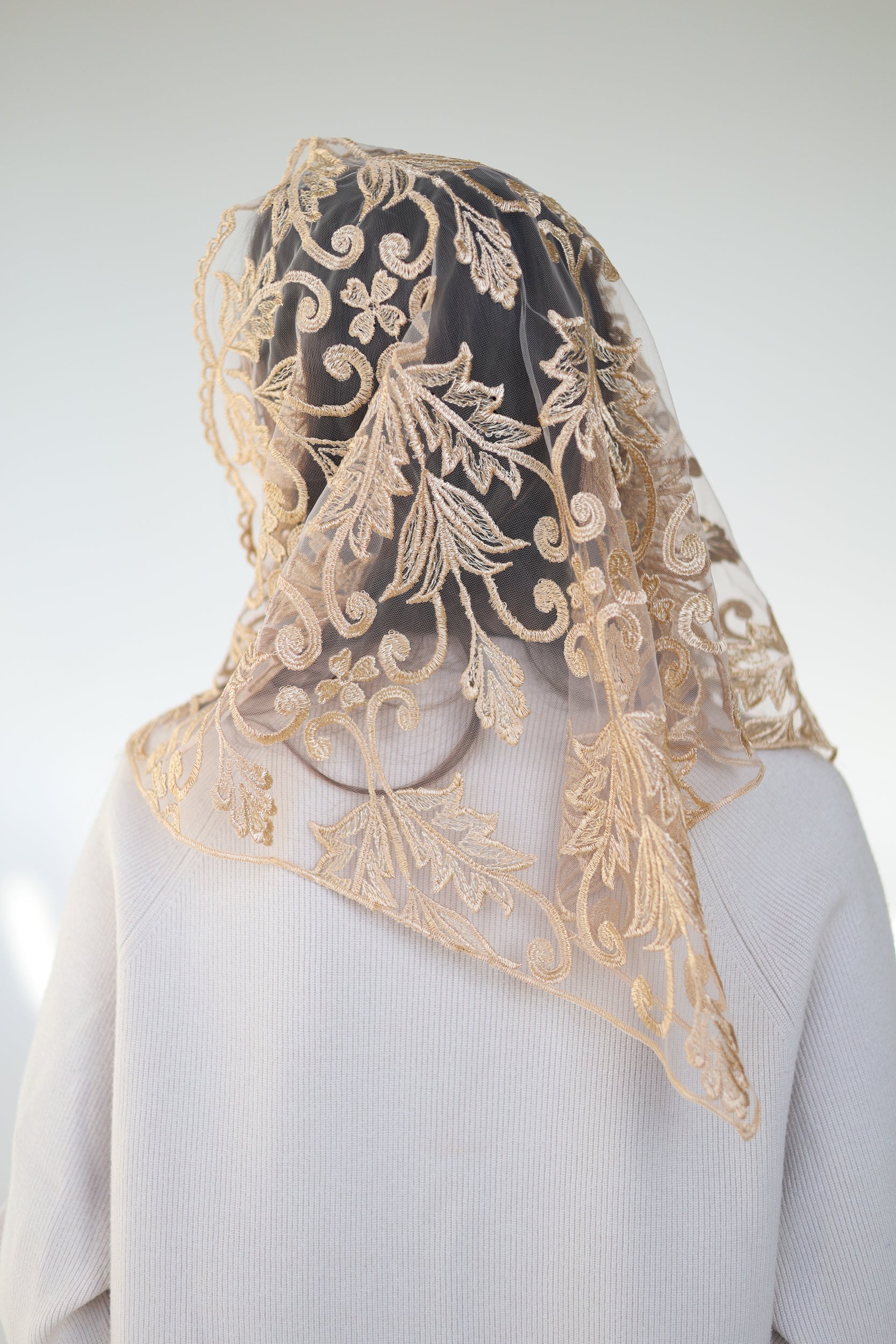 TRIANGLE GOLD MANTILLA - MariaVeils