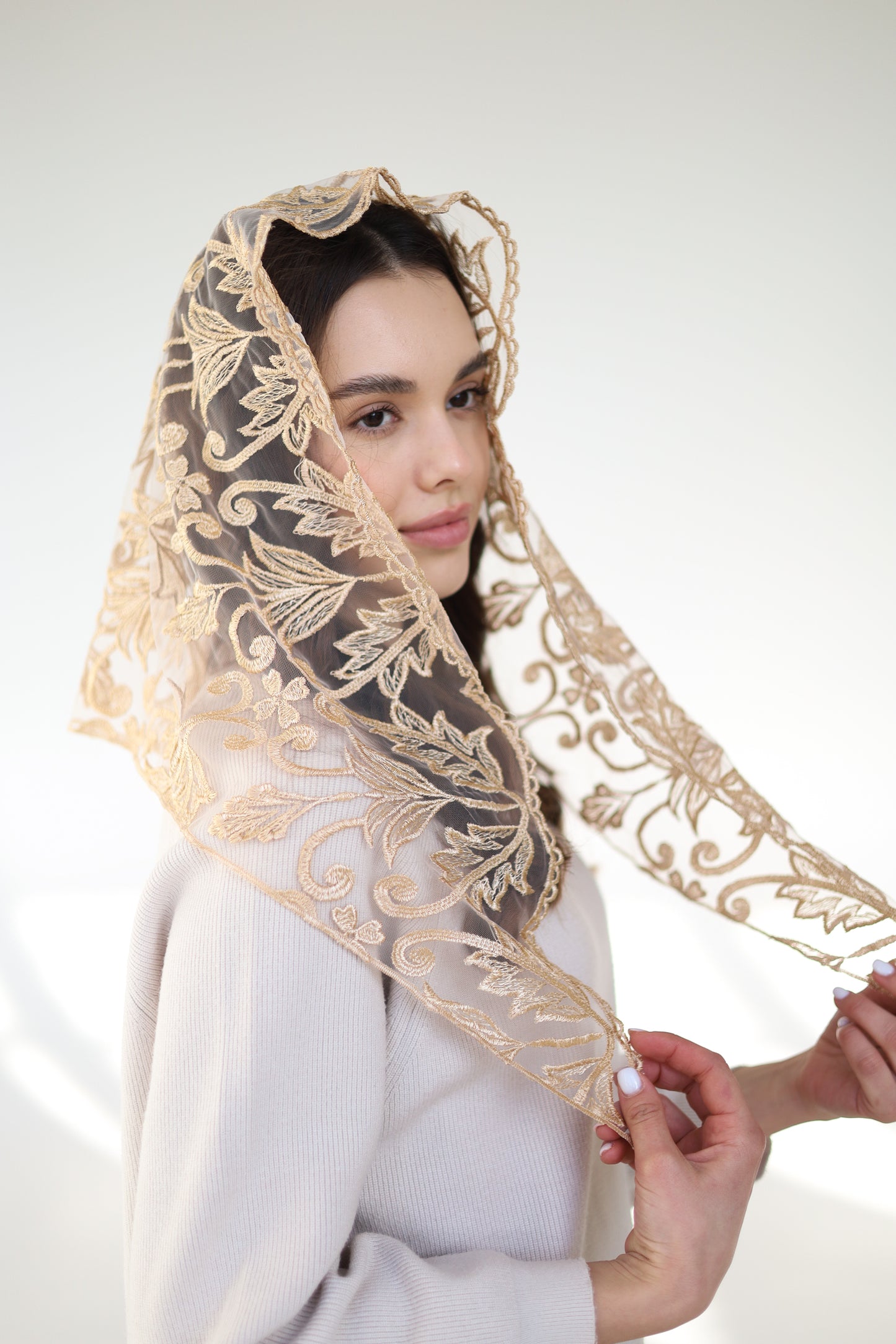TRIANGLE GOLD MANTILLA - MariaVeils