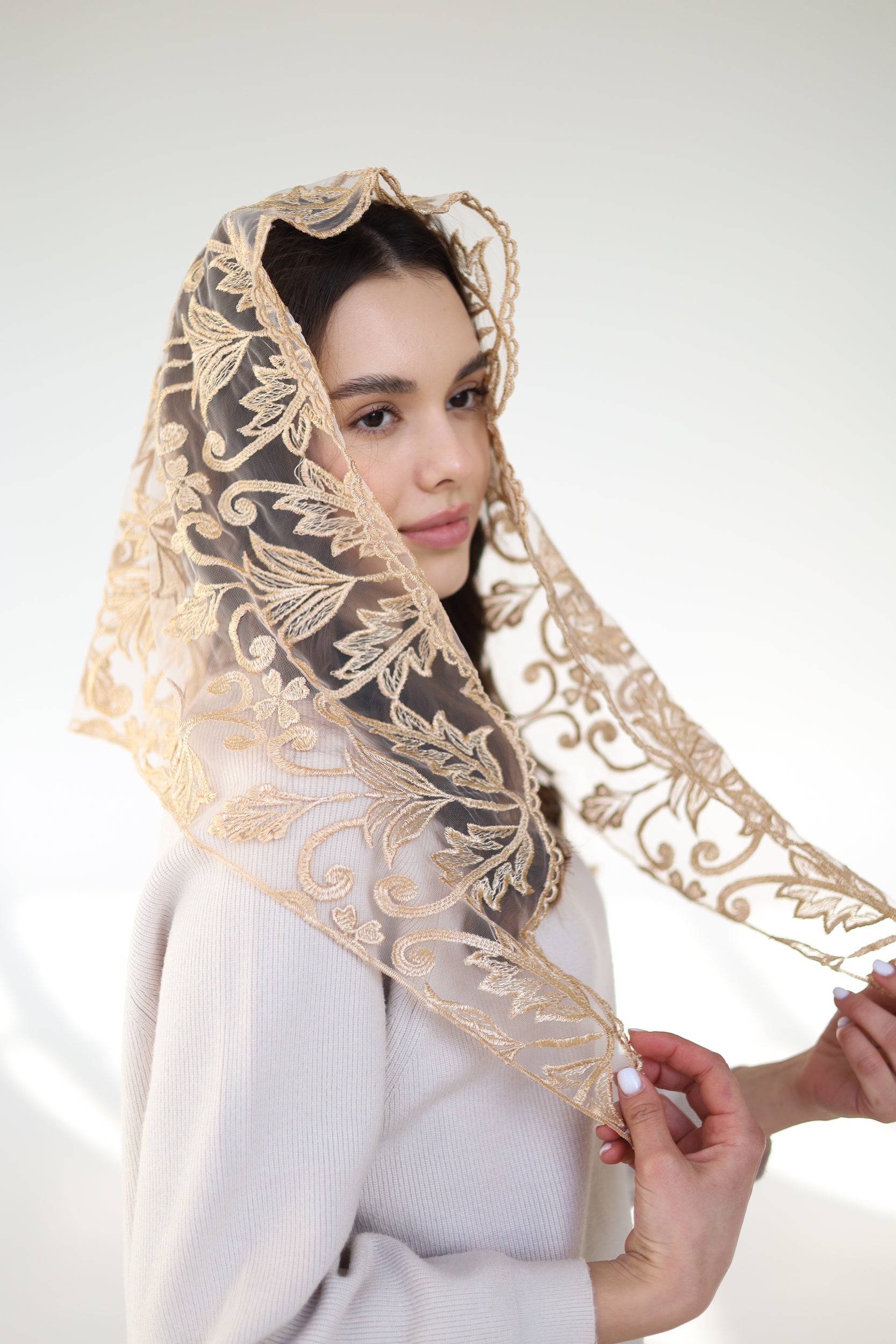 TRIANGLE GOLD MANTILLA - MariaVeils