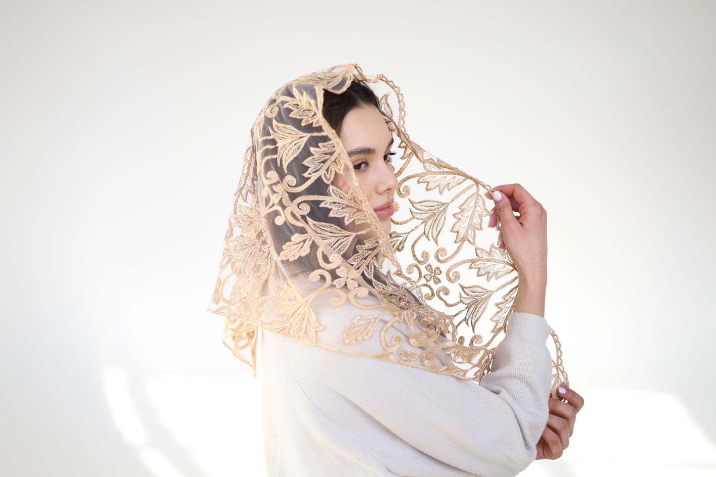 TRIANGLE GOLD MANTILLA - MariaVeils