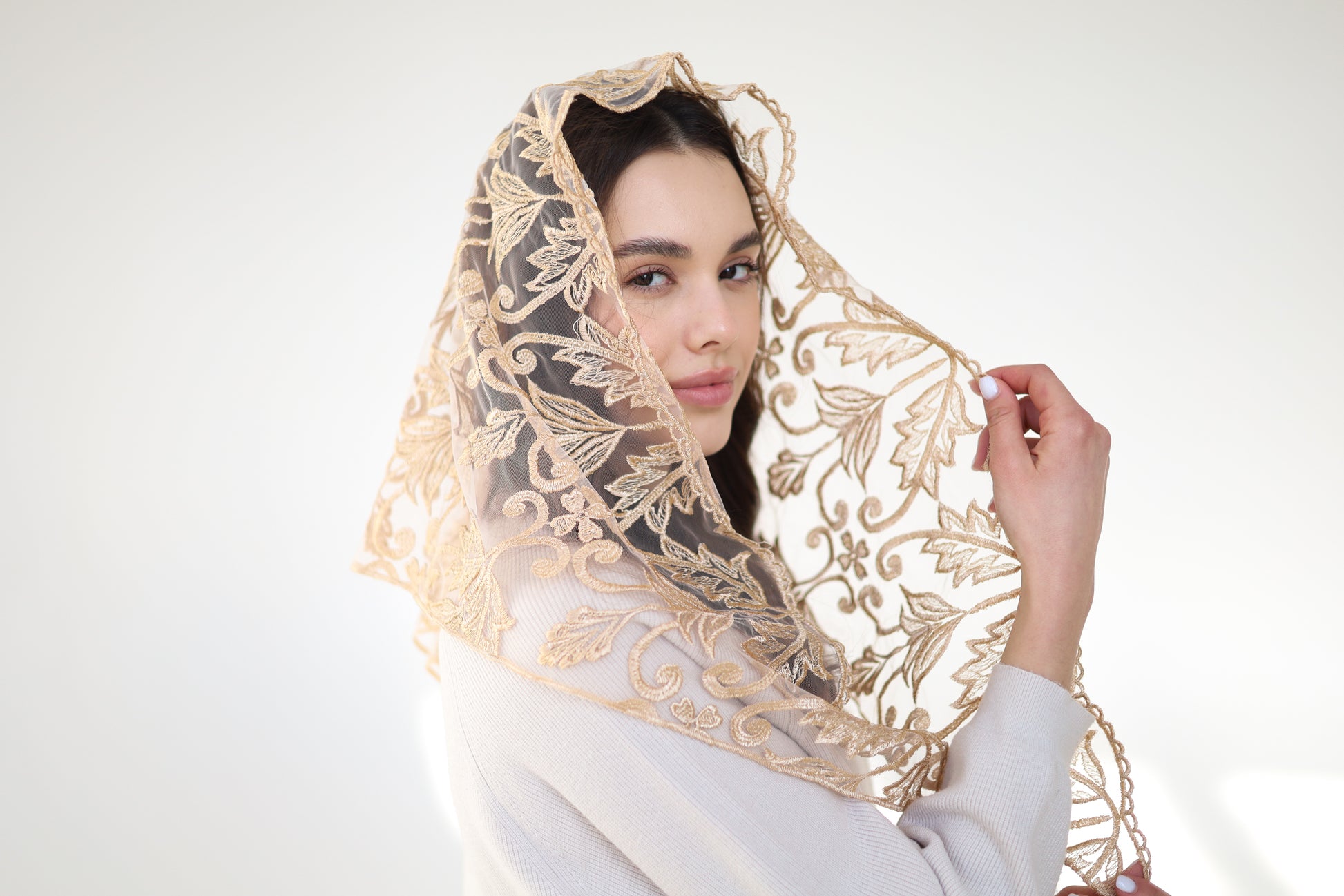 TRIANGLE GOLD MANTILLA - MariaVeils