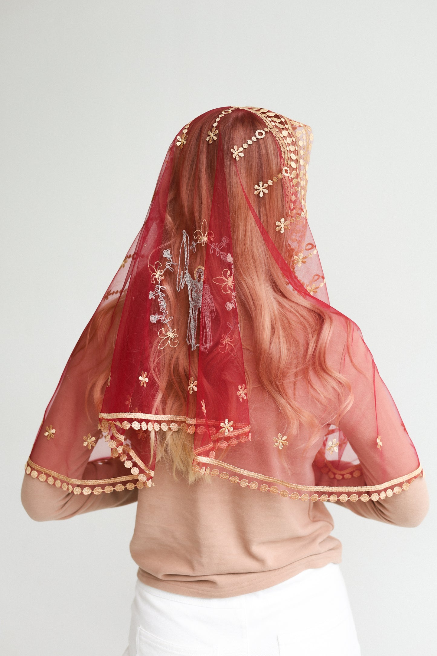VEIL WITH EMBROIDERY ON THE BACK