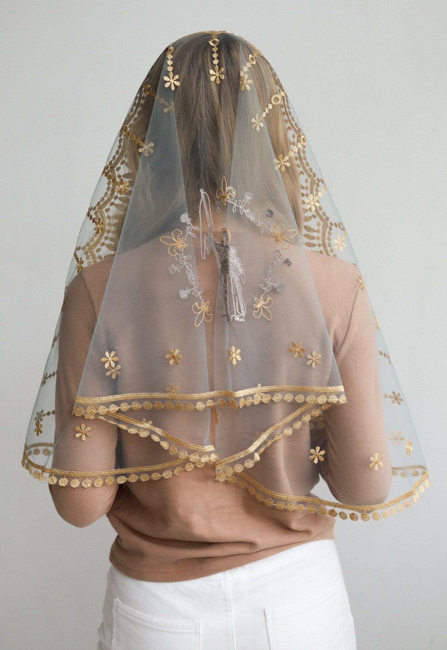VEIL WITH EMBROIDERY ON THE BACK
