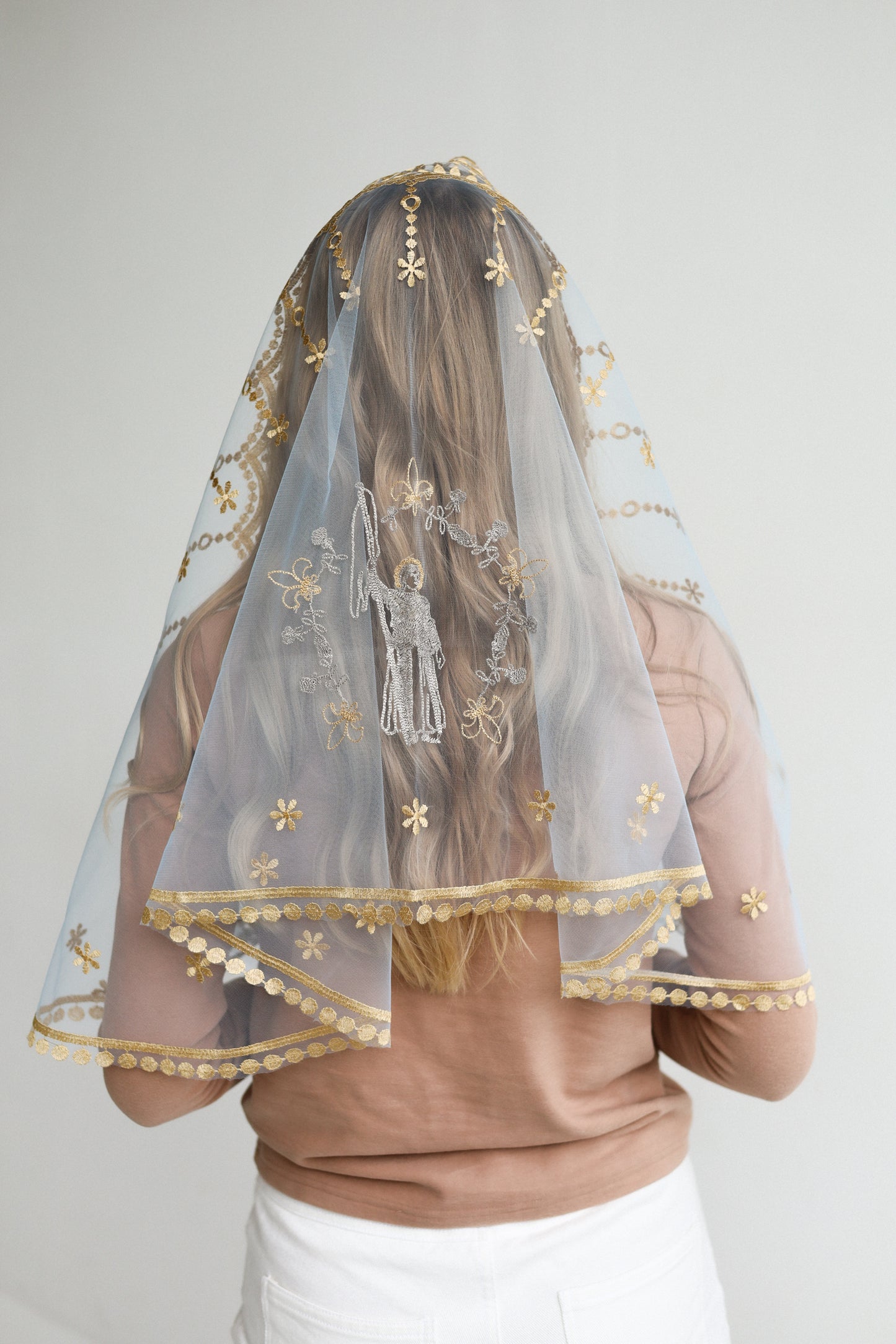 VEIL WITH EMBROIDERY ON THE BACK