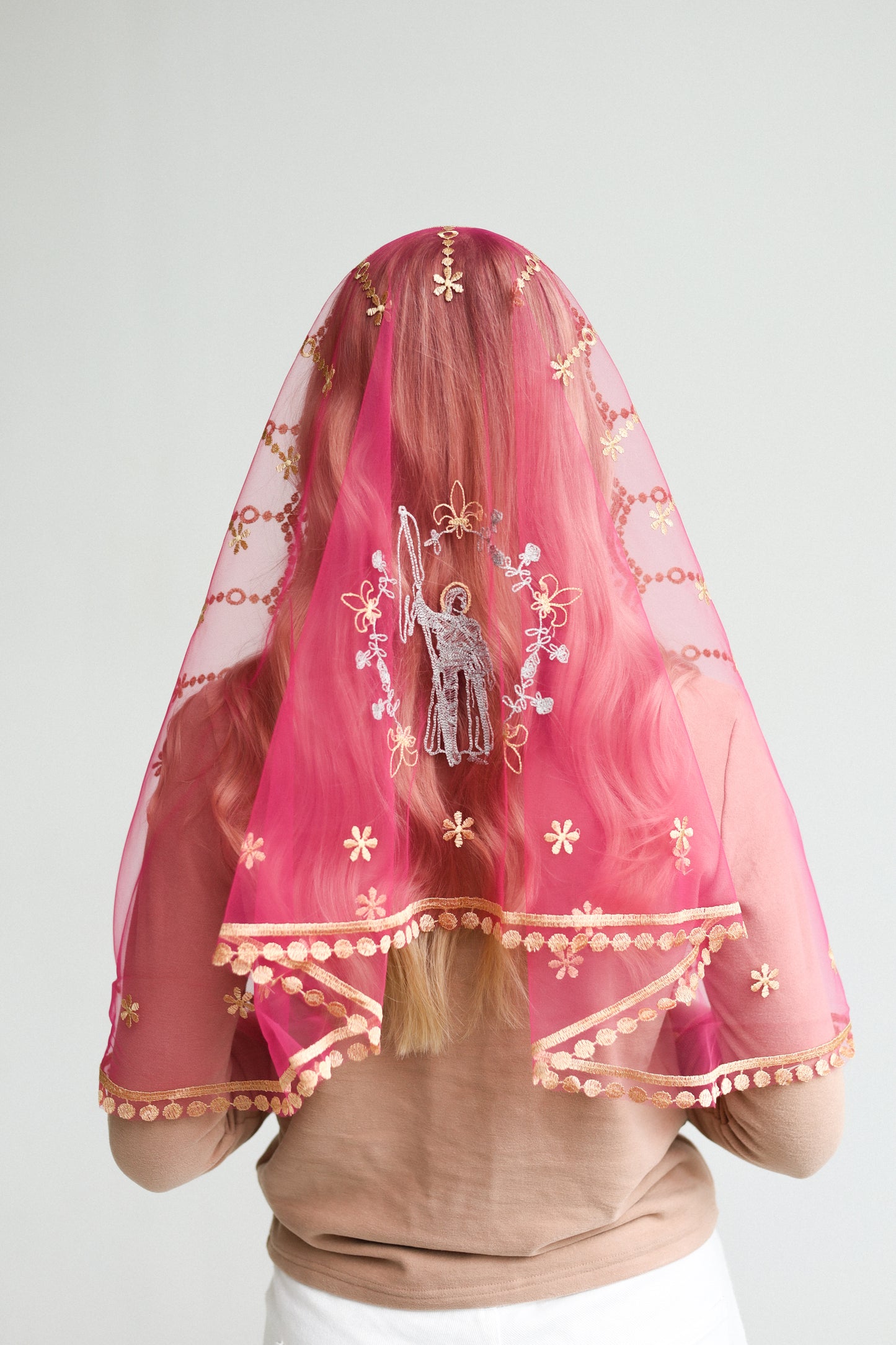VEIL WITH EMBROIDERY ON THE BACK