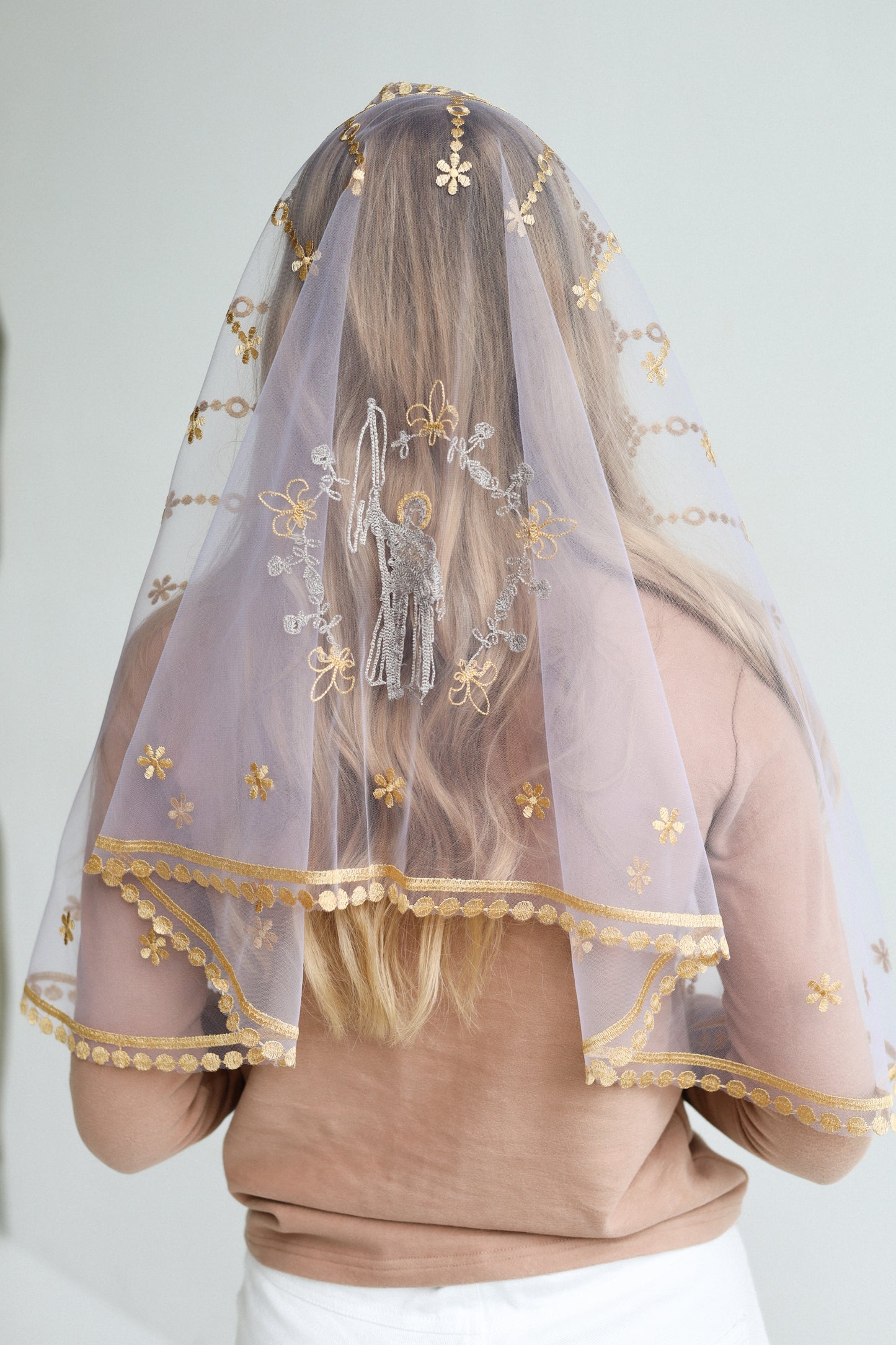 VEIL WITH EMBROIDERY ON THE BACK