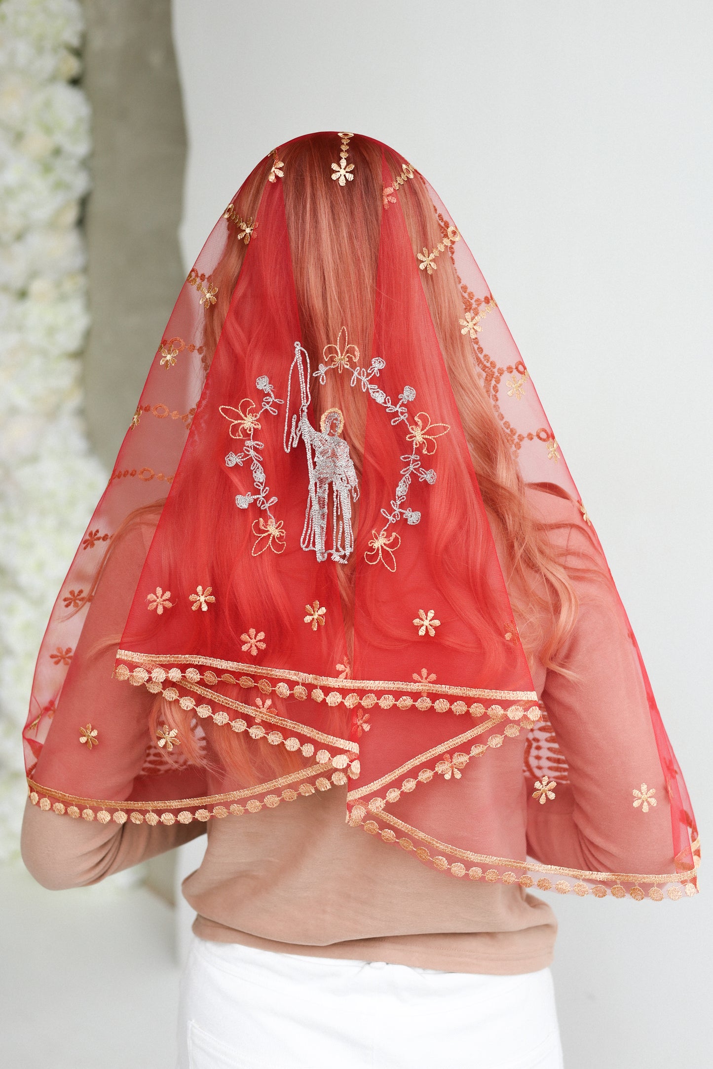 VEIL WITH EMBROIDERY ON THE BACK