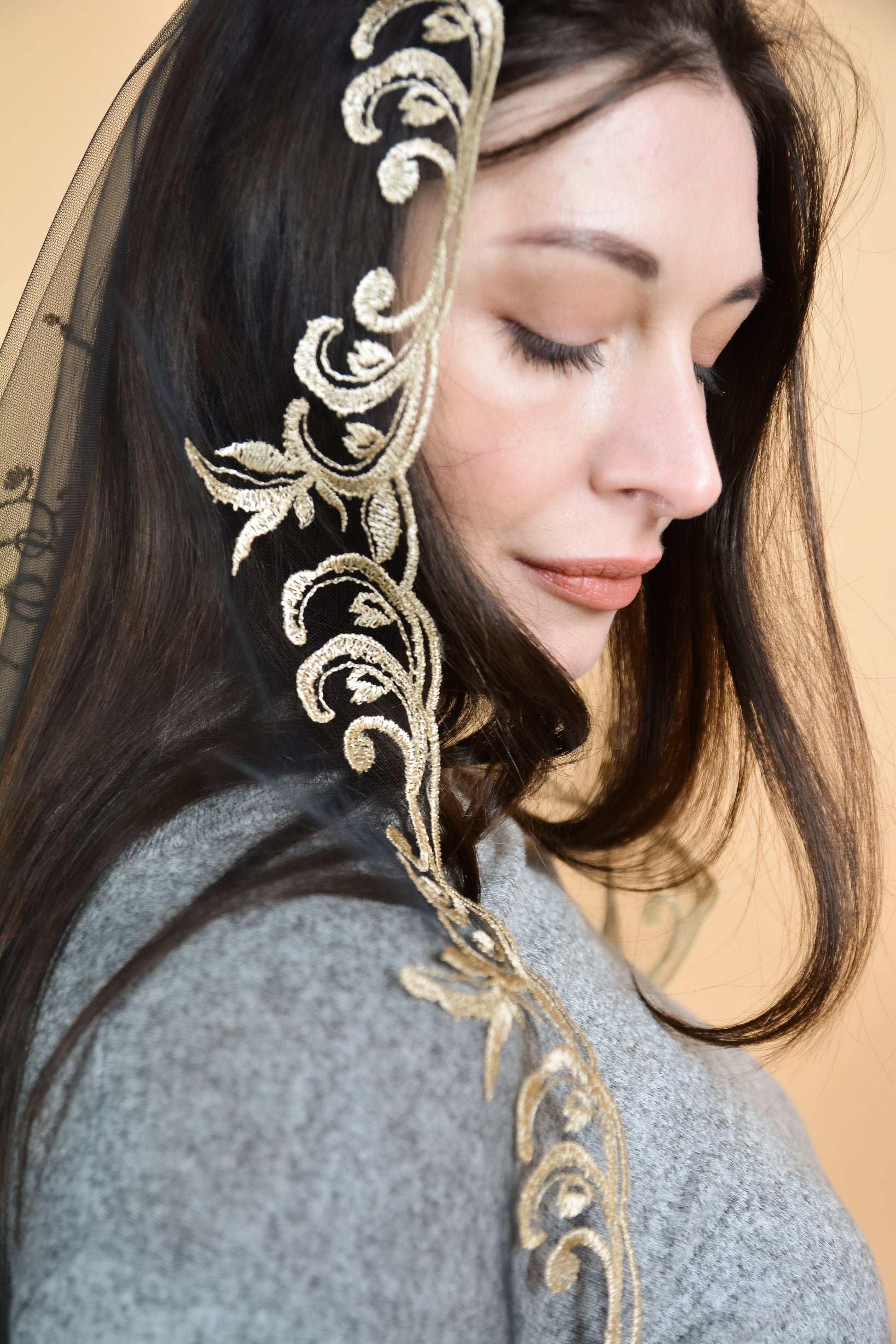 EXCLUSIVE GOLD MANTILLA - MariaVeils