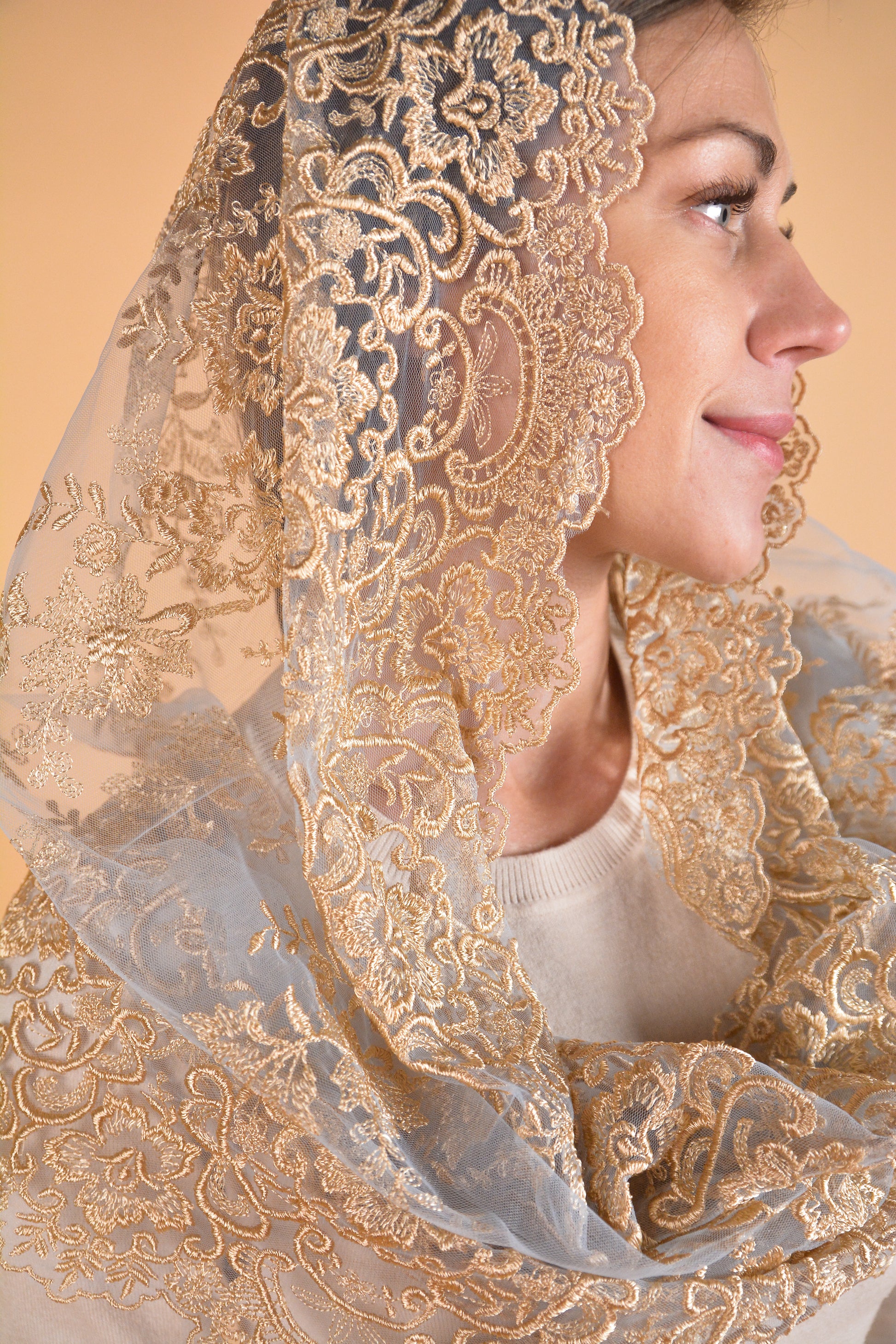 GOLD SHAPE INFINITY MANTILLA - MariaVeils