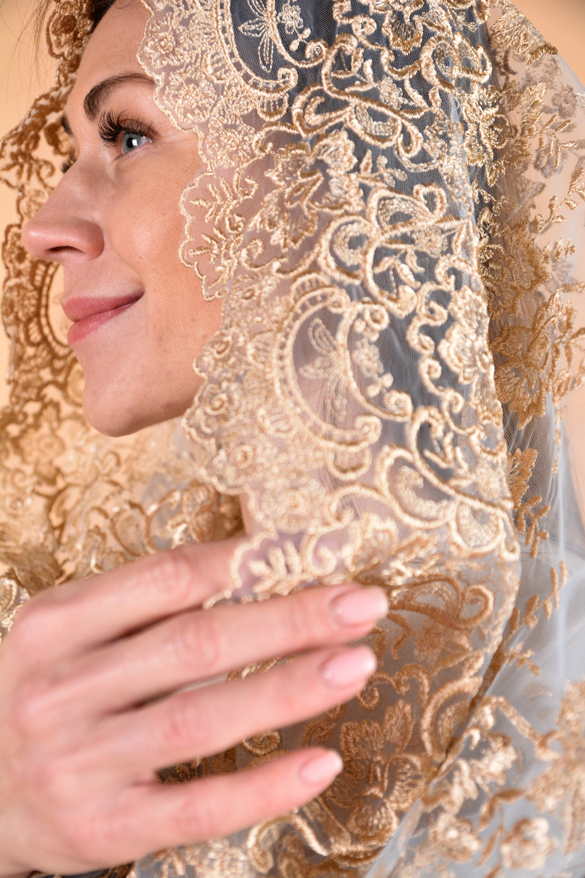 GOLD SHAPE INFINITY MANTILLA - MariaVeils