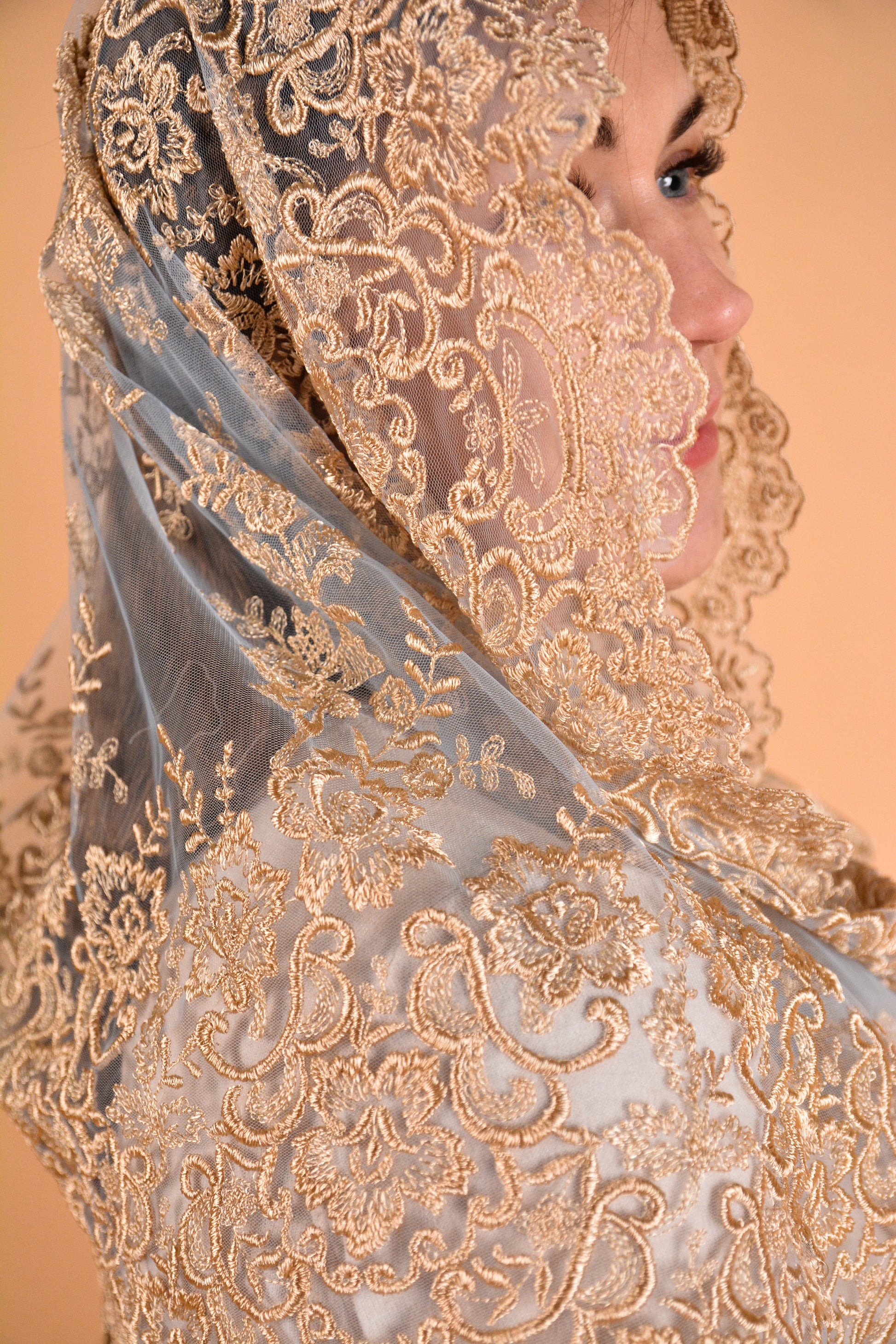 GOLD SHAPE INFINITY MANTILLA - MariaVeils