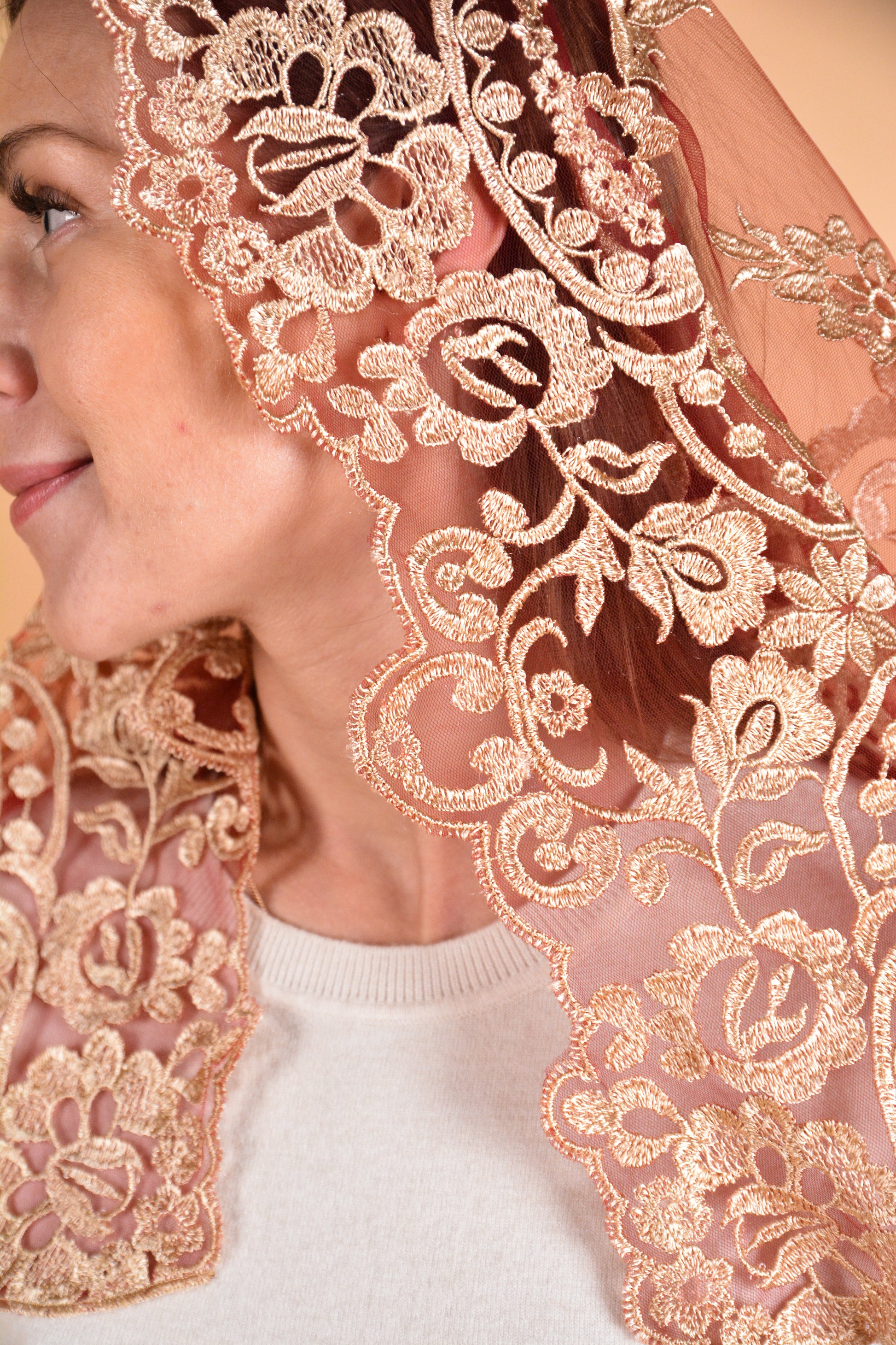 Short Lace Veil - MariaVeils