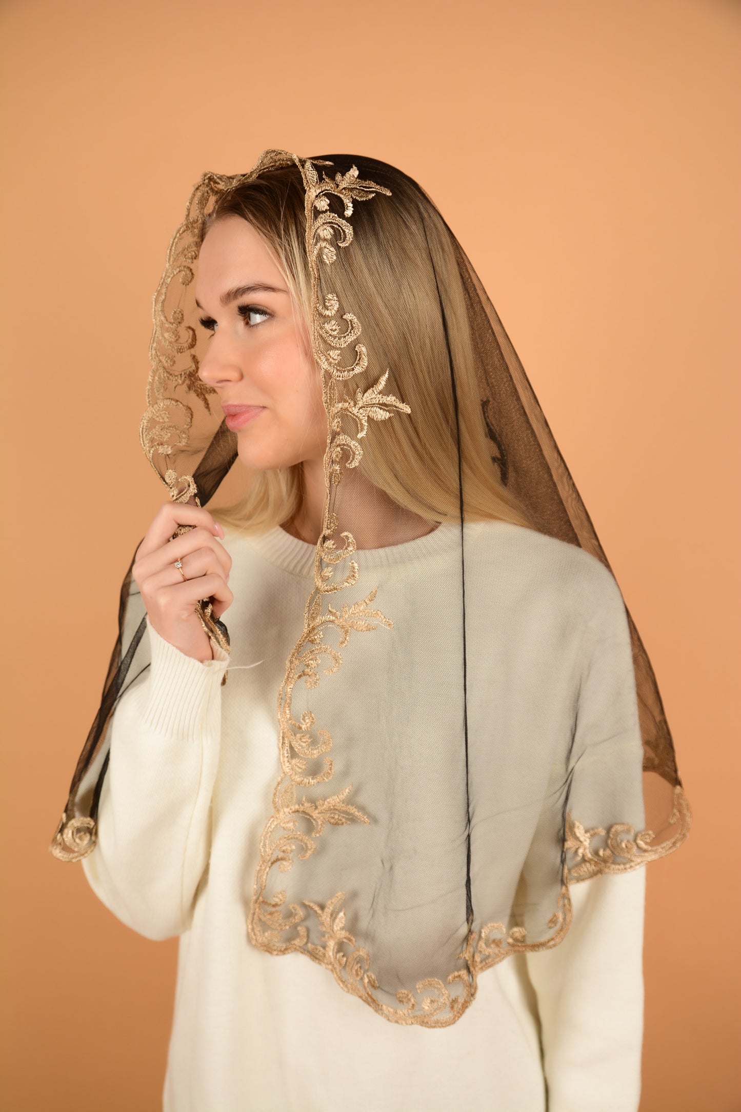 LONG VEIL WITH HEART EMBROIDERY - MariaVeils