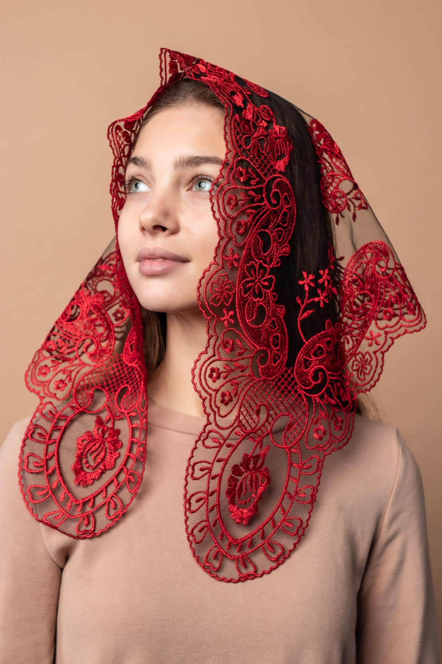 Triangle chapel veil with floral design - MariaVeils
