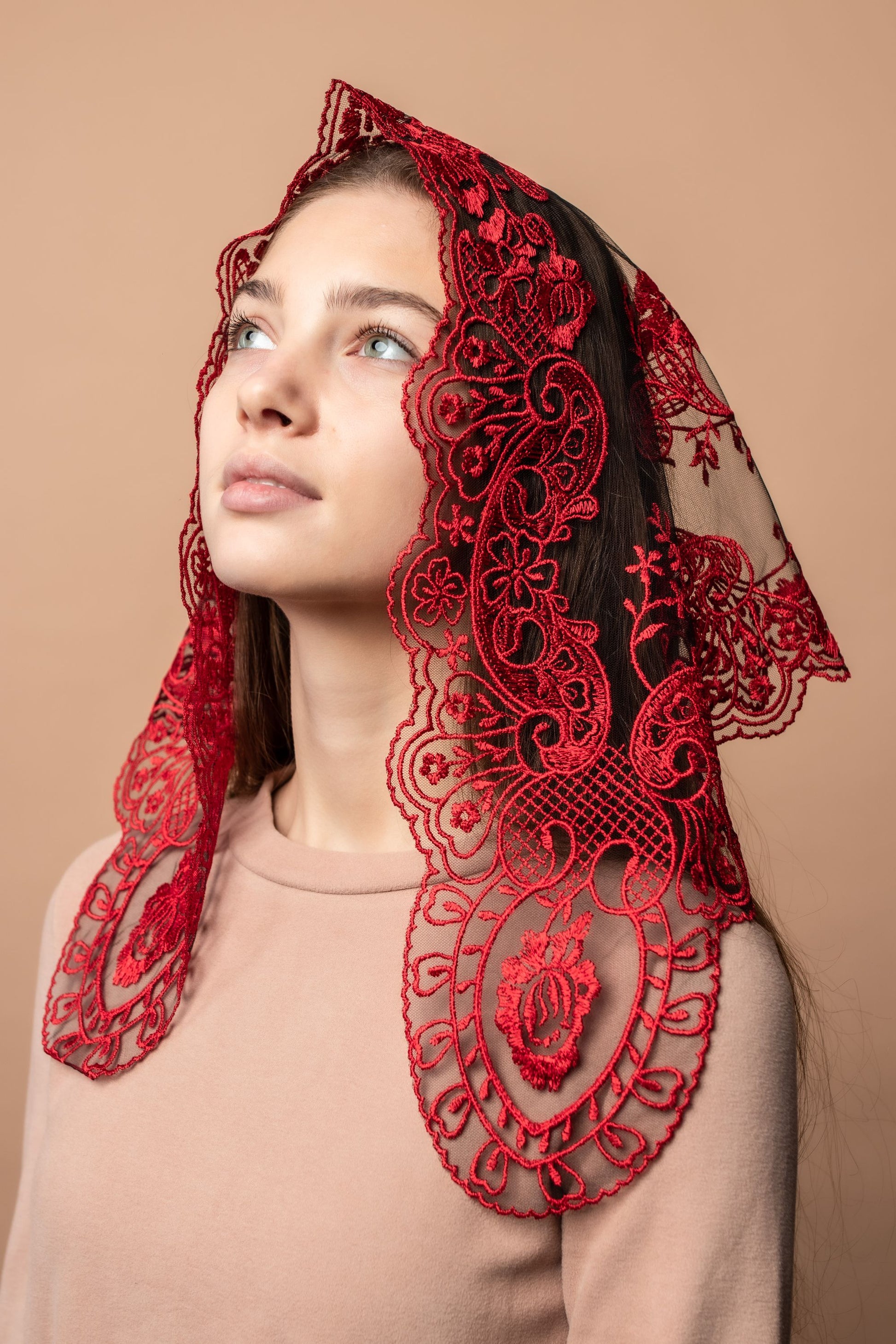 Triangle chapel veil with floral design - MariaVeils
