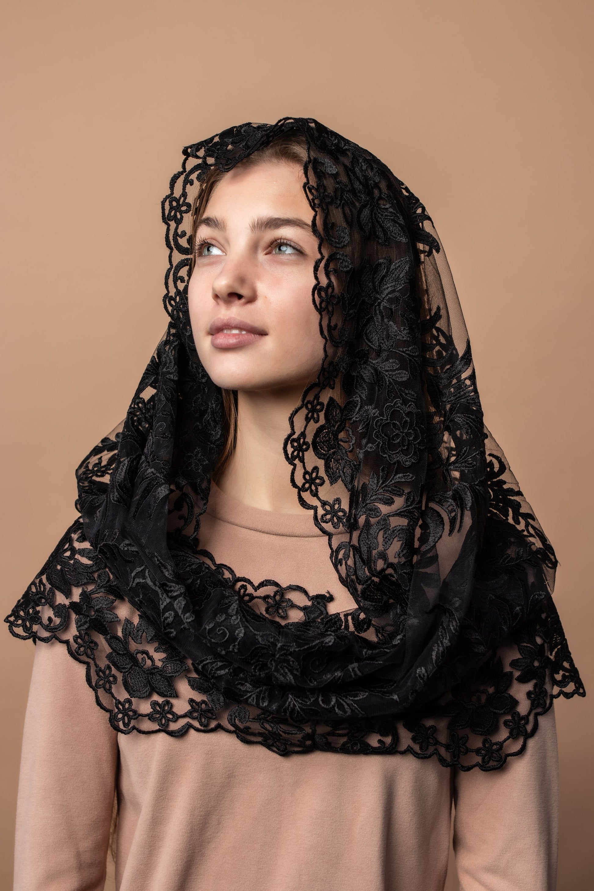Black veil with floral design - MariaVeils
