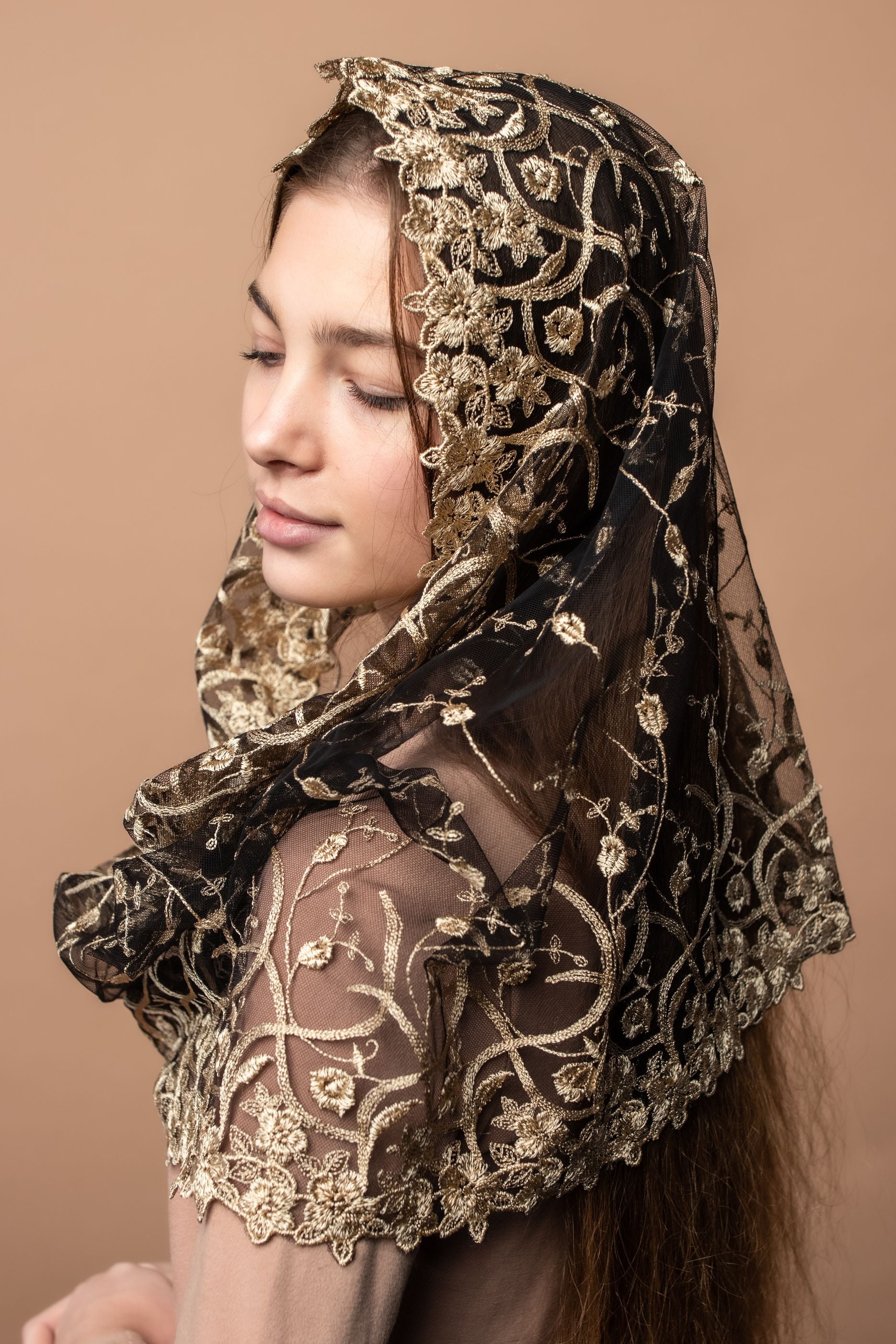 Gold veil with floral design - MariaVeils