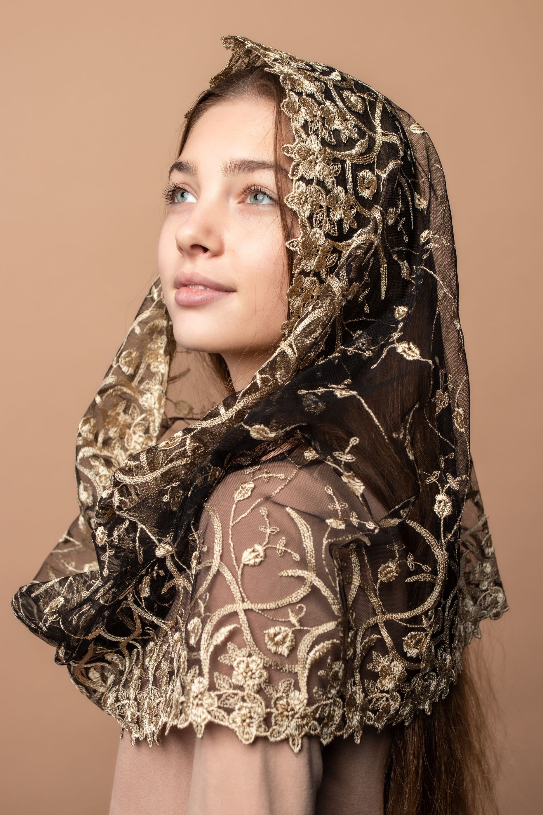 Gold veil with floral design - MariaVeils