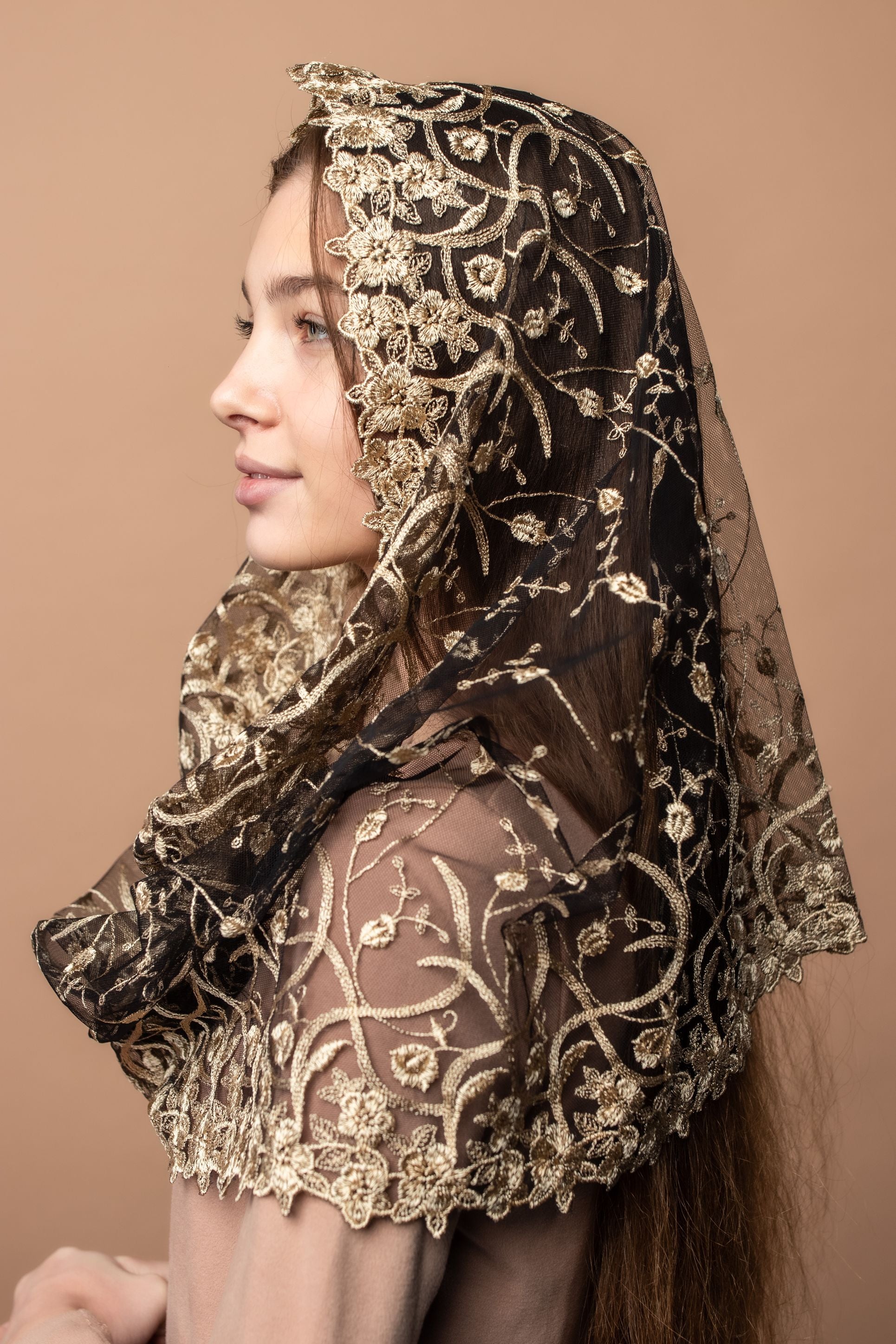 Gold veil with floral design - MariaVeils