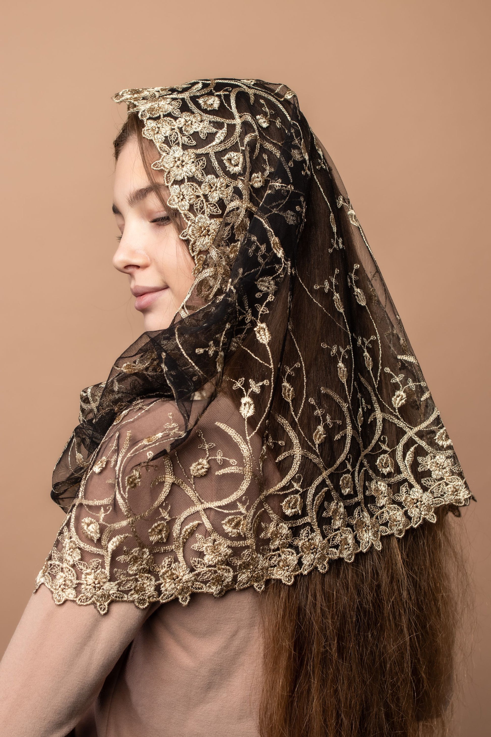 Gold veil with floral design - MariaVeils