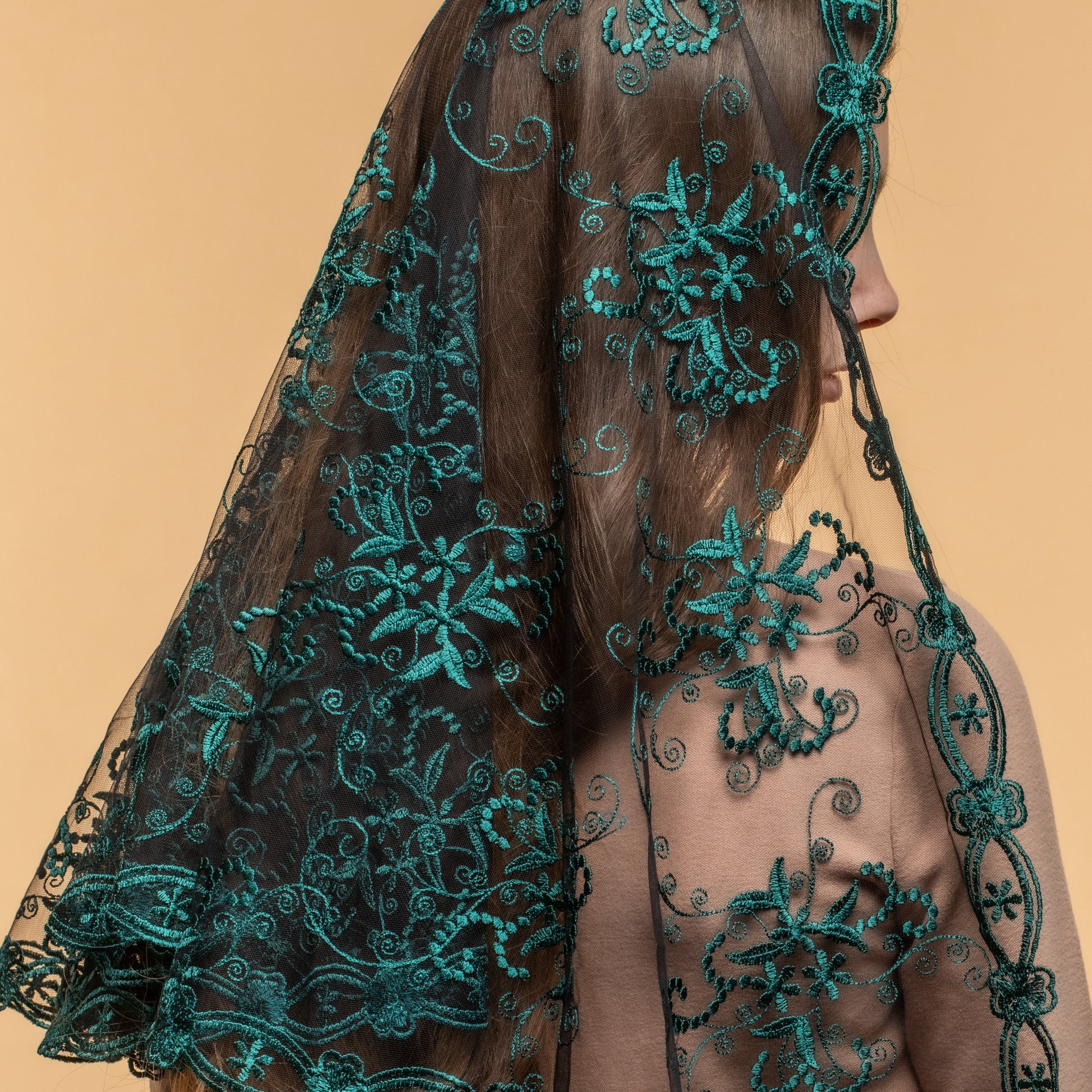 EMERALD GREEN MANTILLA