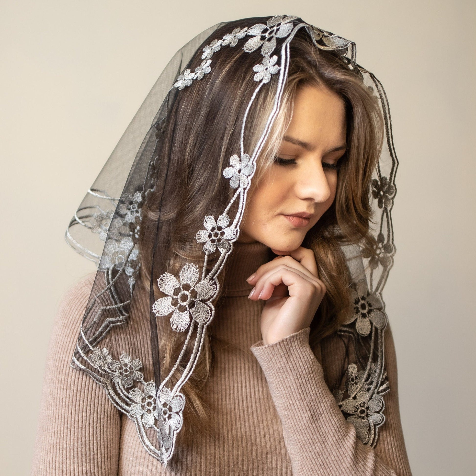 GREY FLORAL VEIL – MariaVeils